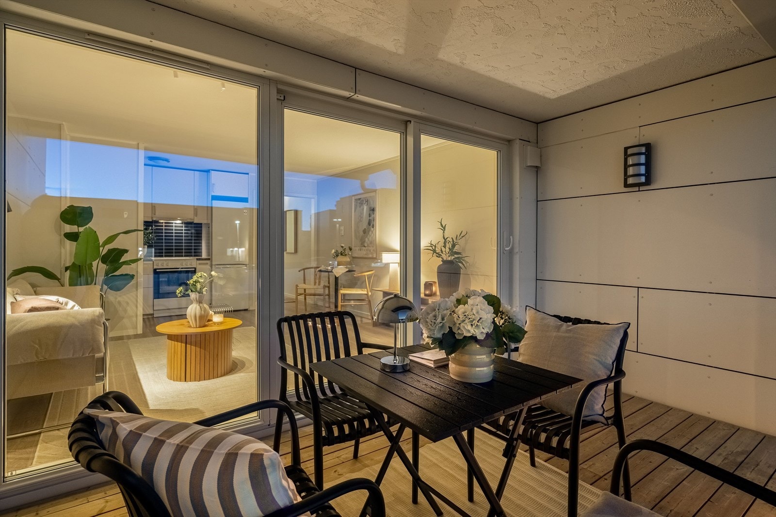 Uteplassen er utstyrt med terrassebord og utebelysning. Galleribilde