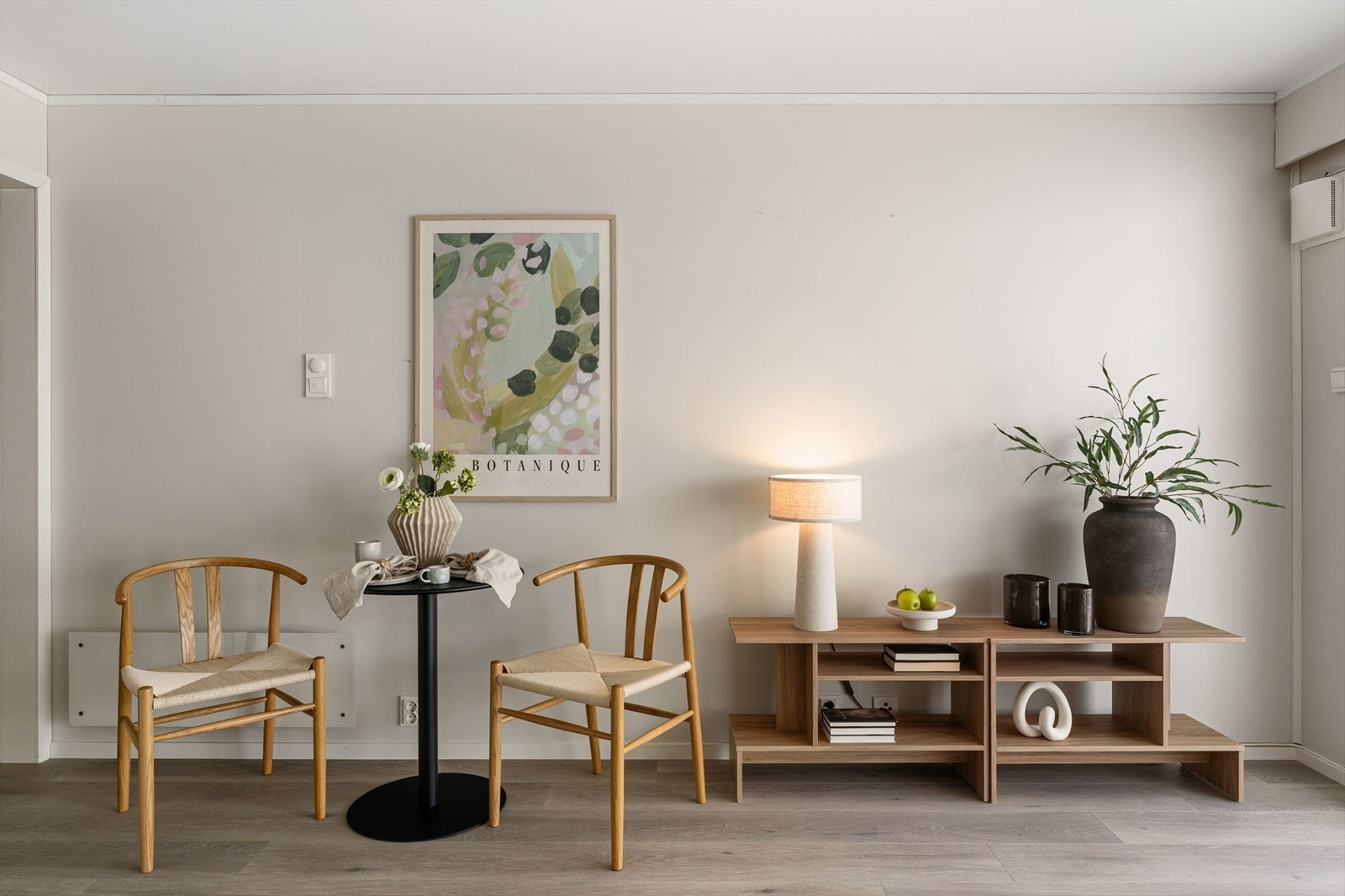 Det er lagt 1-stavs laminatgulv på gang, stue og kjøkken, og det er installert varmefolie som gir lun og behagelig varme, og tilfører leiligheten et ekstra nivå av komfort. Galleribilde