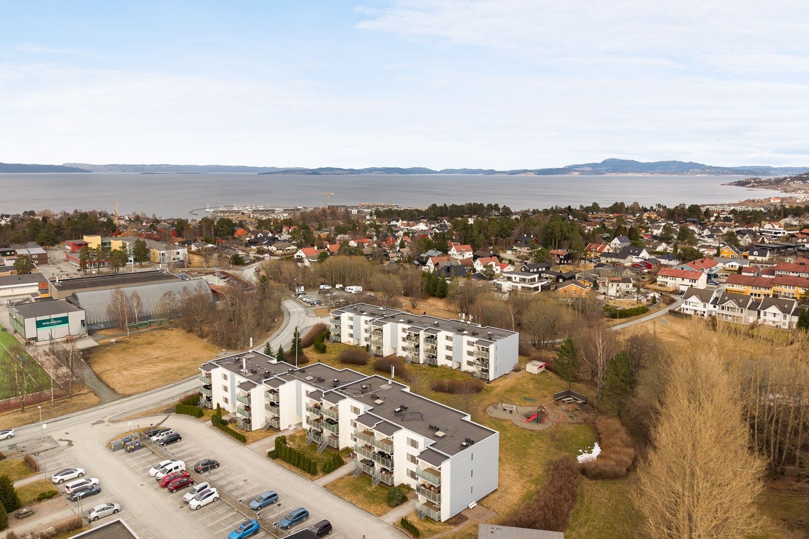 Beliggenheten på Charlottenlund byr på kort avstand til dagligvare og turområder, samtidig som du har gode kommunikasjonsmuligheter mot Trondheim sentrum. Galleribilde