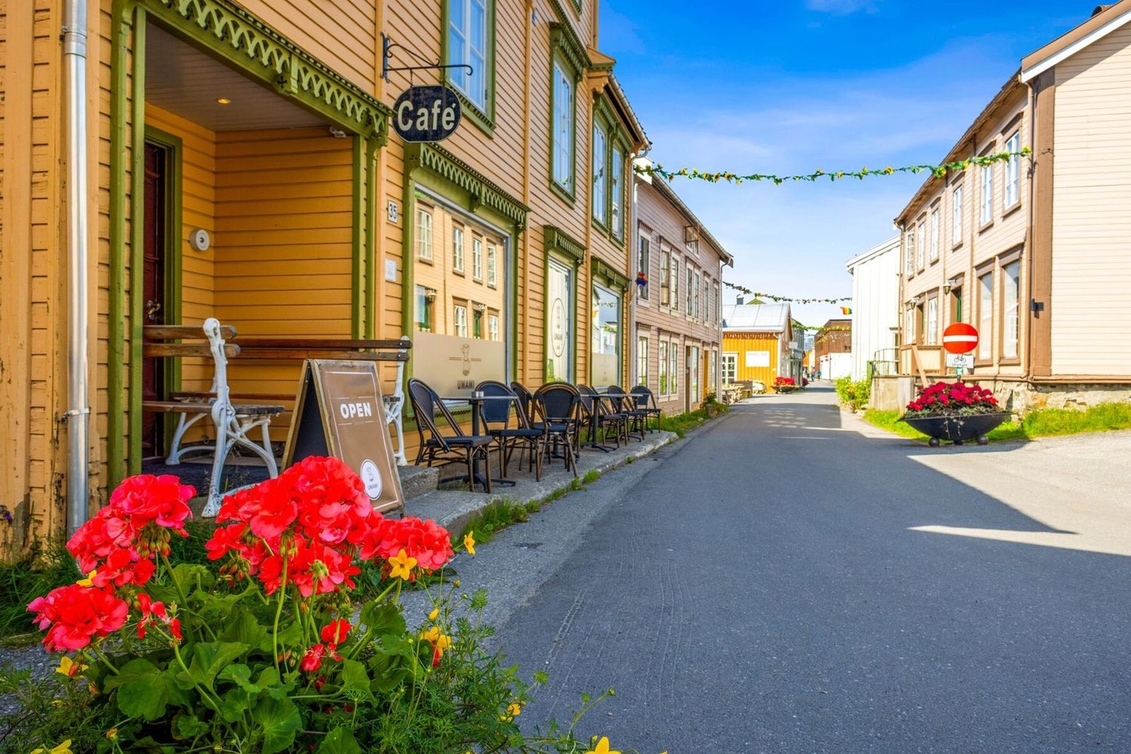 Den historiske og sjarmerende Sjøgata med sine kafeer og butikker ligger kun en kort spasertur unna. Galleribilde