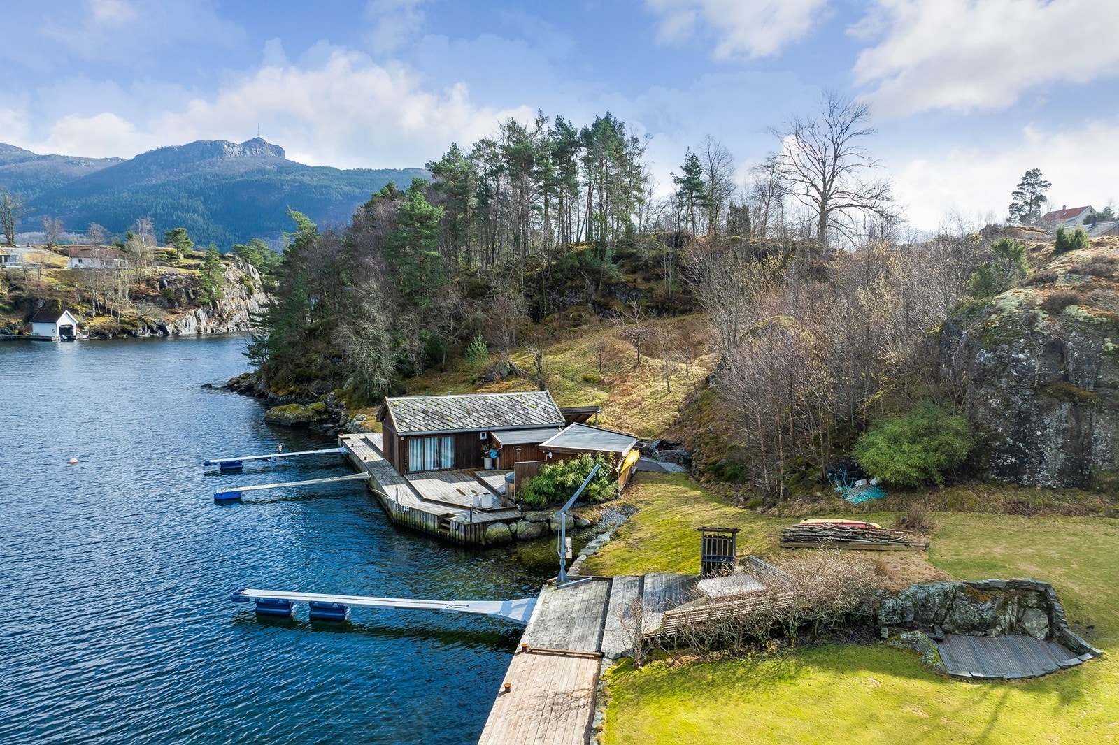 Området ved sjøen ligger idyllisk og skjermet med få skritt fra hytta Galleribilde
