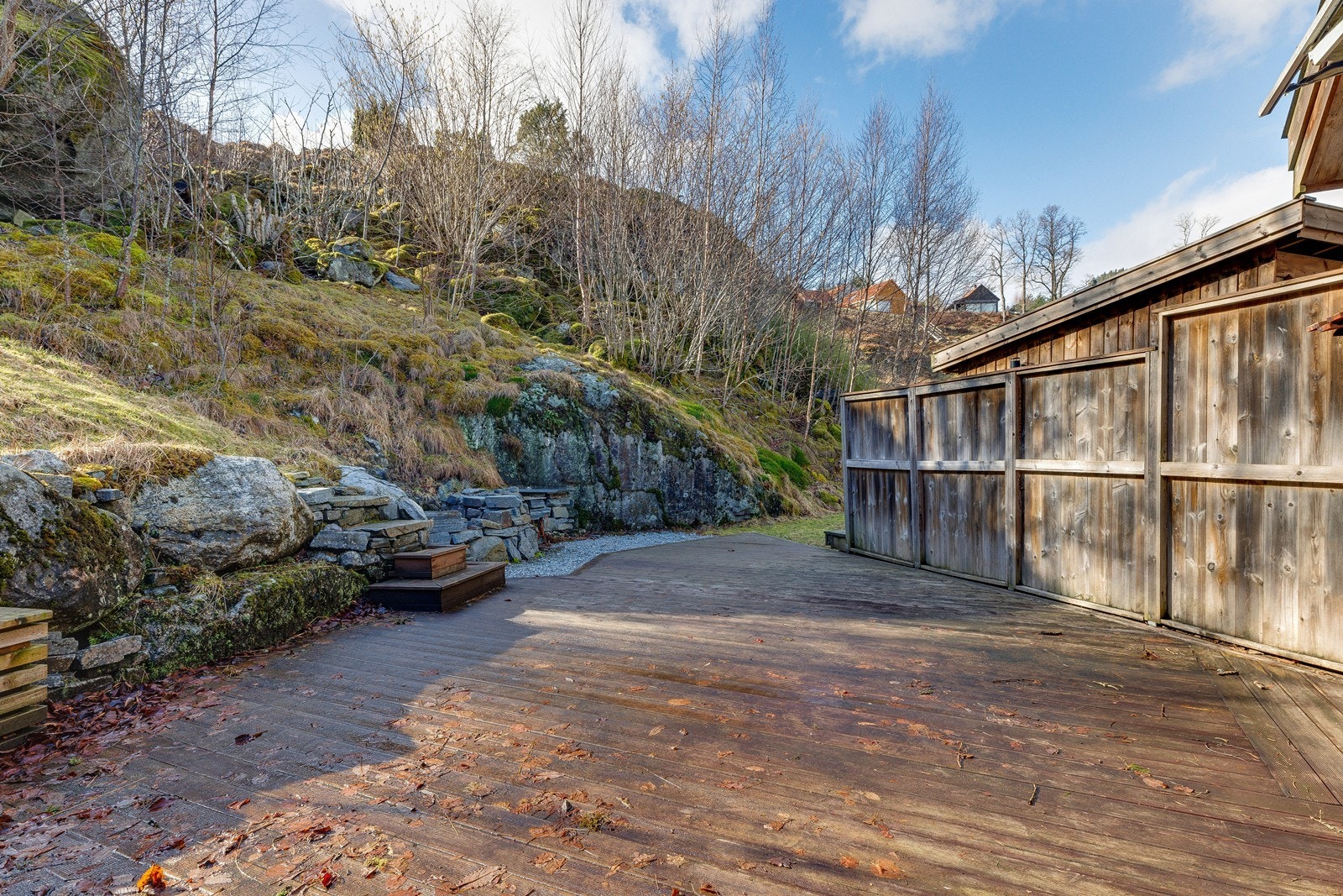 Plattingen her ved sjøhuset er meget skjermet, lunt og usjenert. Galleribilde