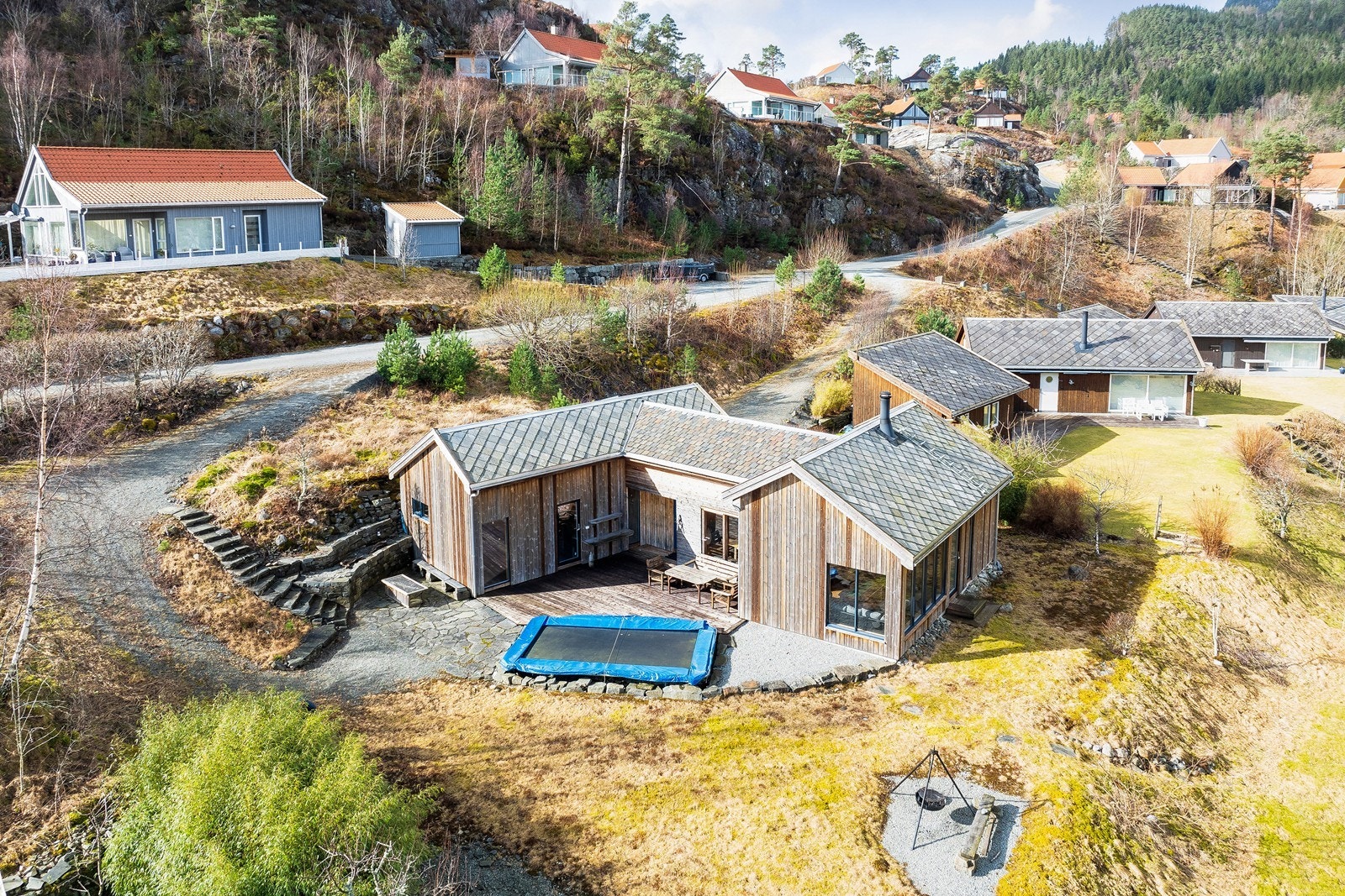 Hytten er oppført i tre fløyer og glir naturlig inn i terrenget. Galleribilde