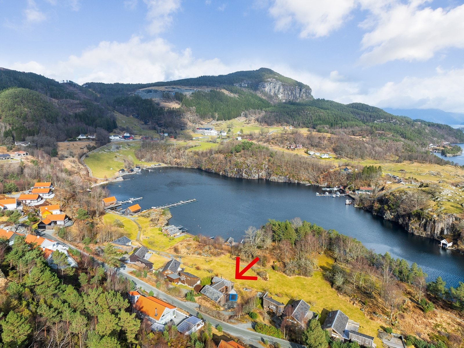 Sandangervågen ligger på Randøy med flotte turområder like utenfor døra, og man kan enkelt ta båten inn i den vakre skjærgården i Ryfylke Galleribilde