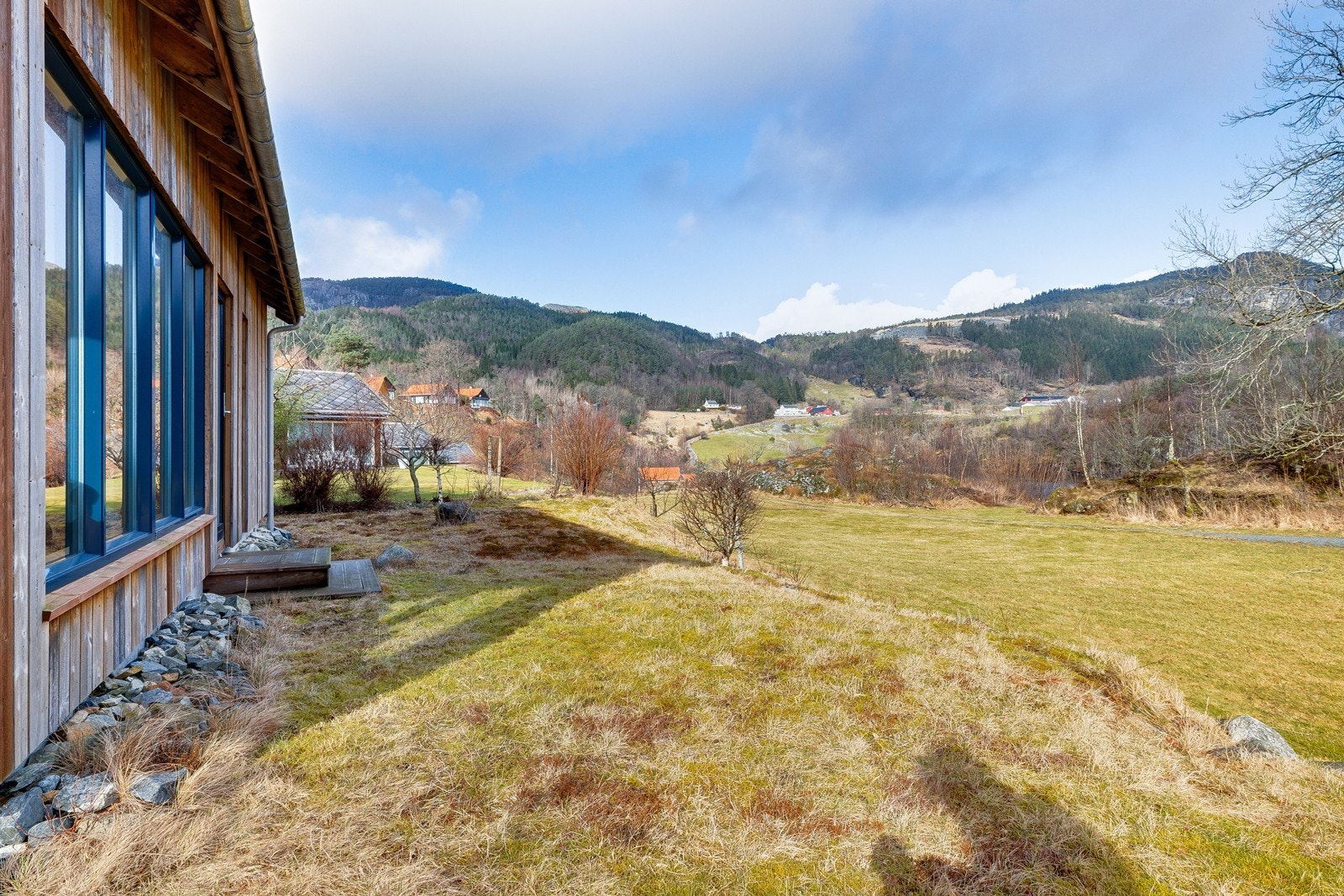 Pent opparbeidet tomt med naturpreg Galleribilde