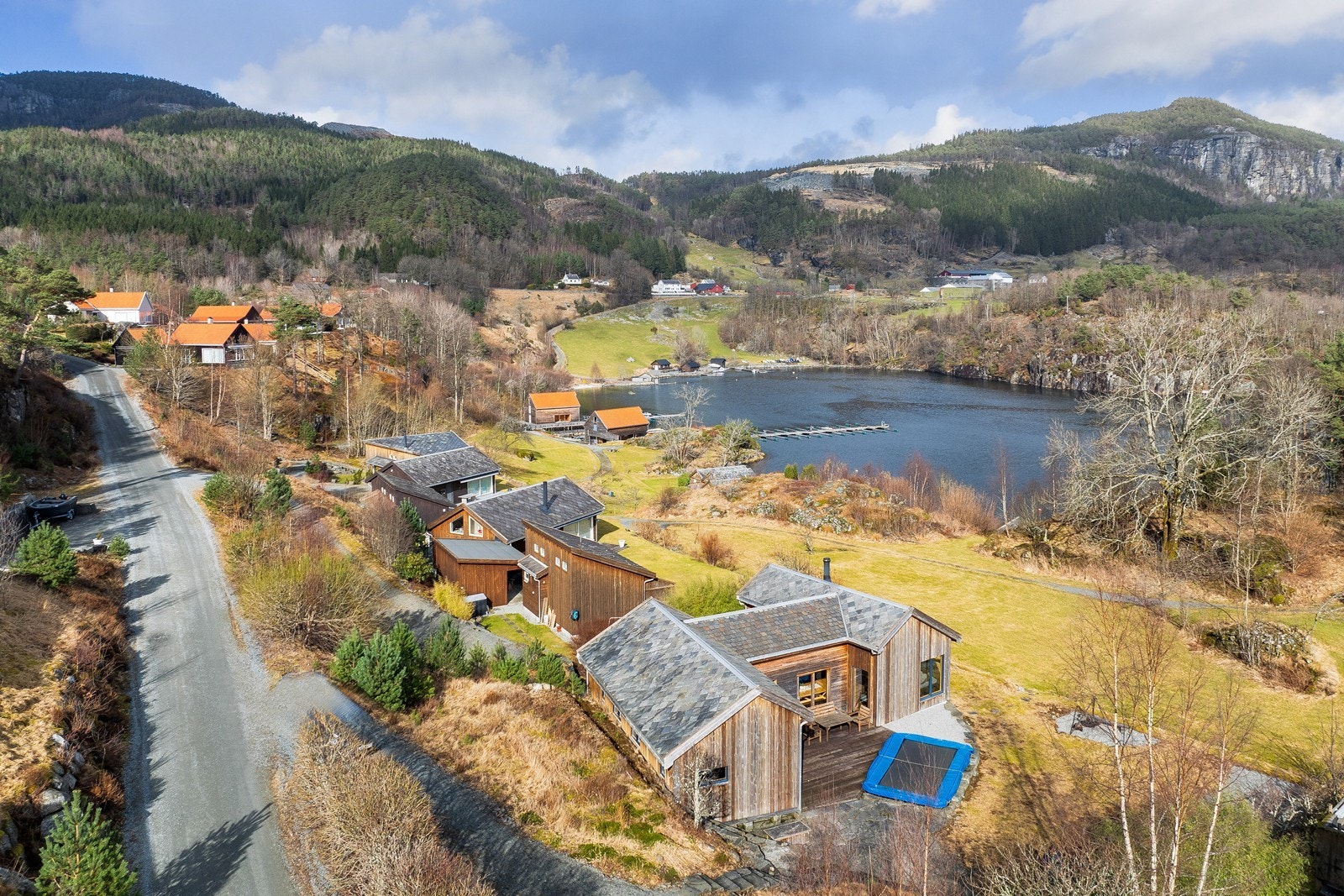 En sjelden kombinasjon av ro, utsikt og tilgjengelighet. Sandangervågen ligger ca 1 time og 20 min kjøring fra Stavanger sentrum Galleribilde