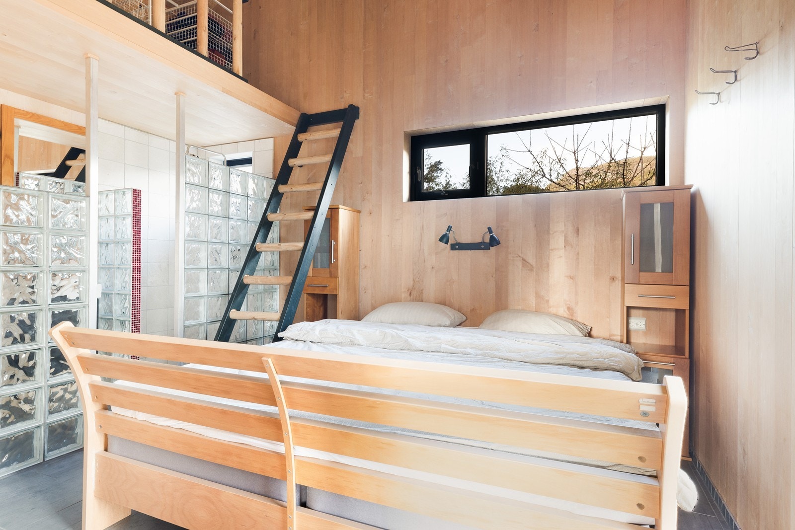 Stort hovedsoverom med eget bad og en hems med mange bruksmuligheter Galleribilde