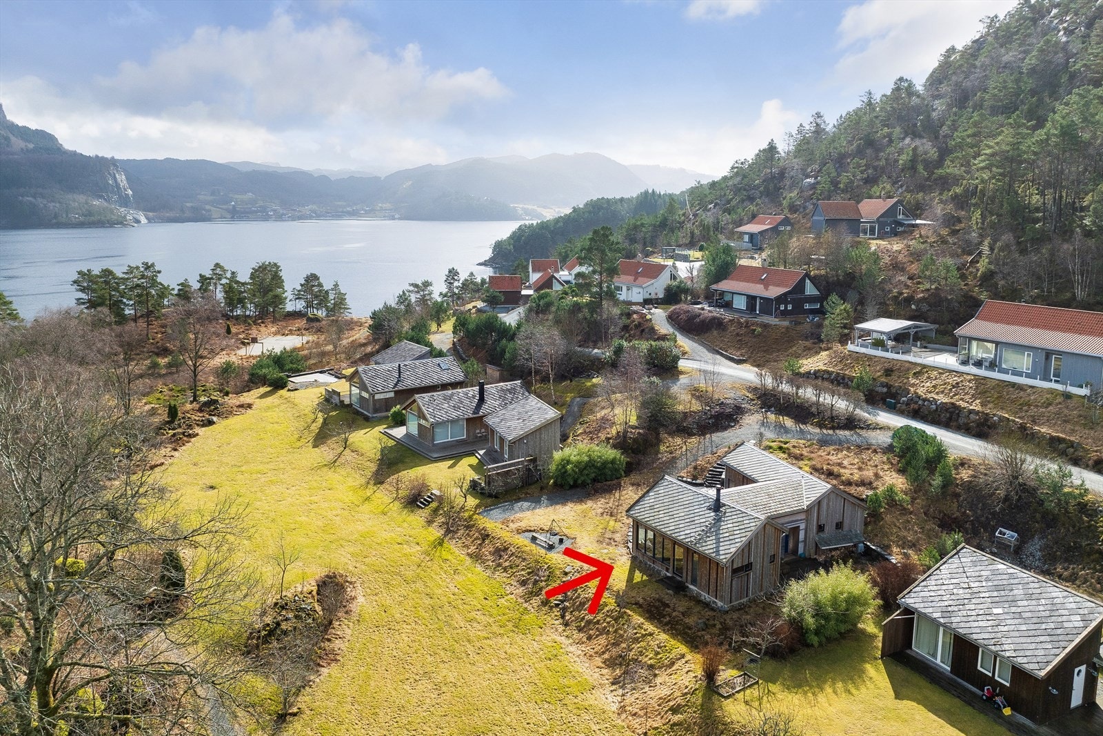 Eiendommen ligger i 1.rekke til sjø med flotte fellesareler og få skritt ned til sjøen hvor man har eget sjøhus, brygge og herlig oppholdsområde Galleribilde
