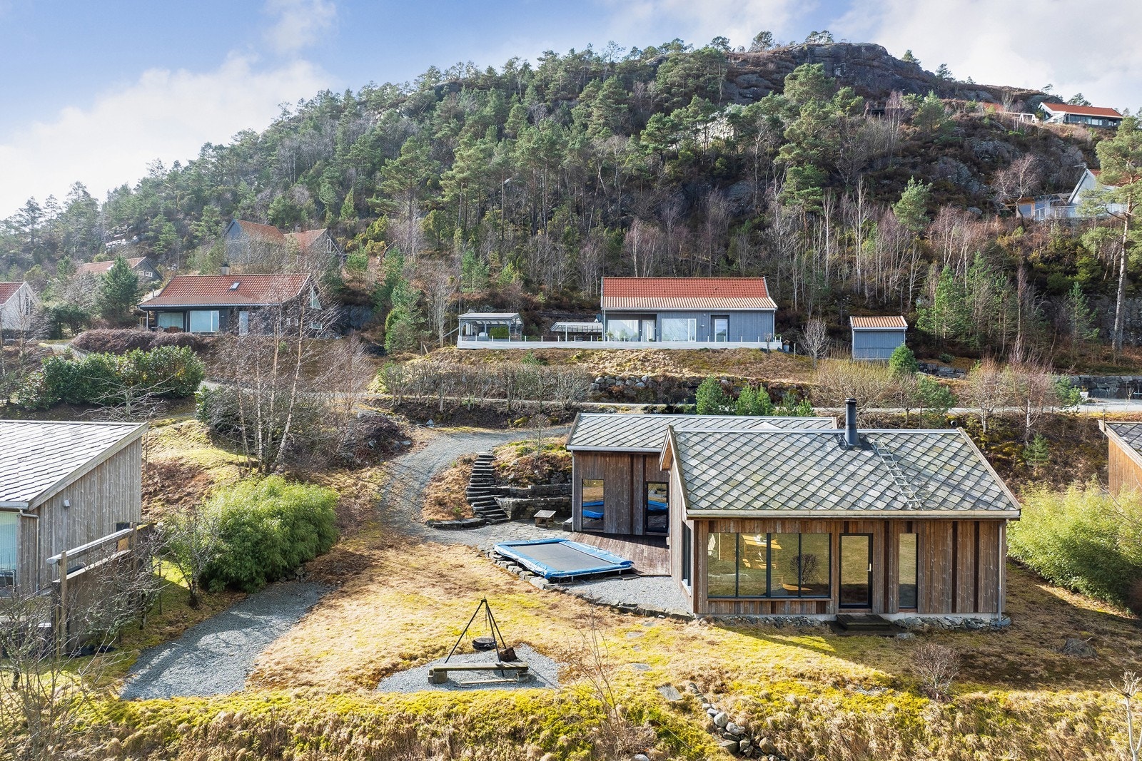 Eiendommen ligger i populære Sandangervågen på Randøy med et trivelig hyttemiljø Galleribilde