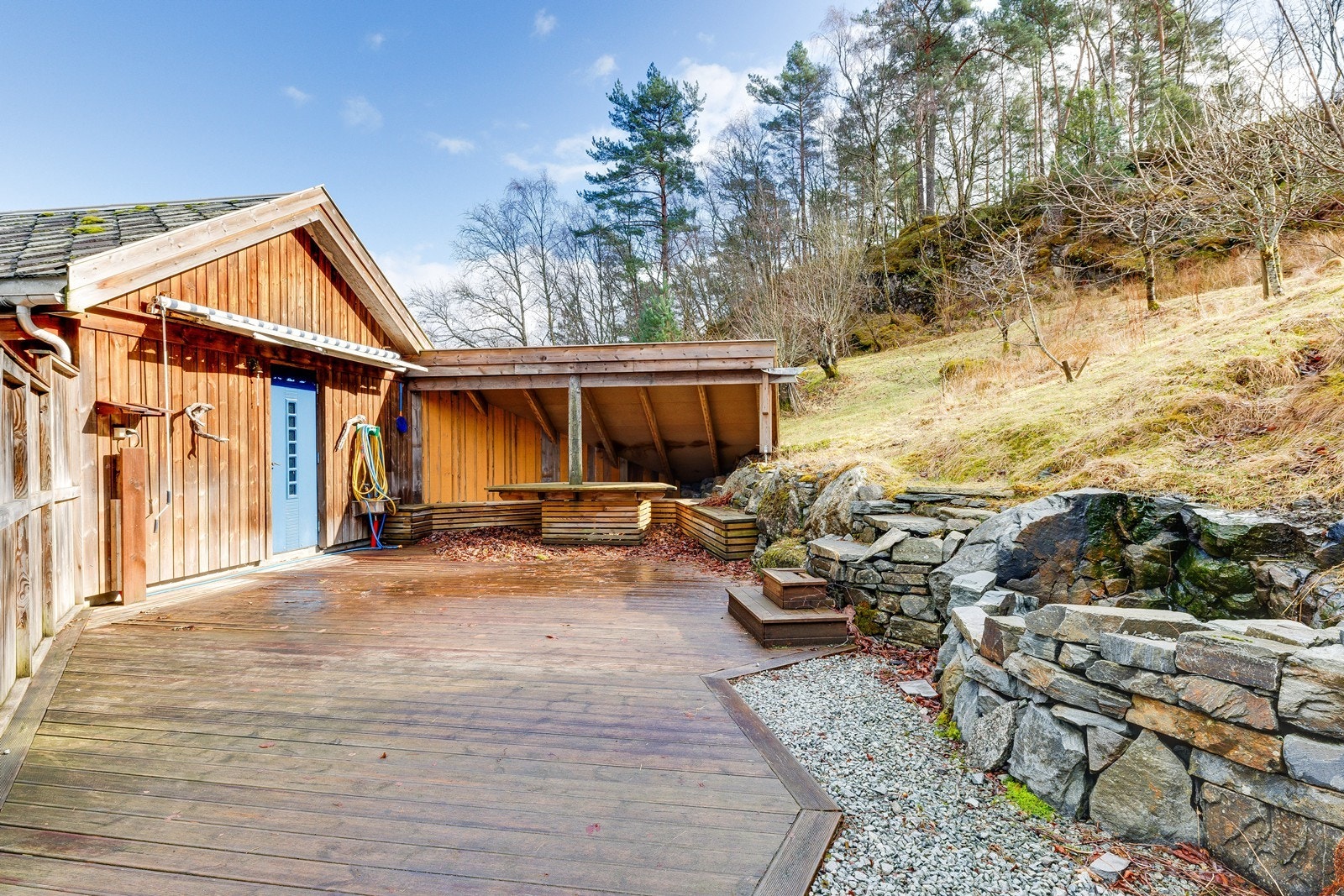 Sjøhuset består av bakre del av bygningen hvor man har et stort uteområde til eget bruk med gapahuk, sittebenker, bord og levegger. Galleribilde