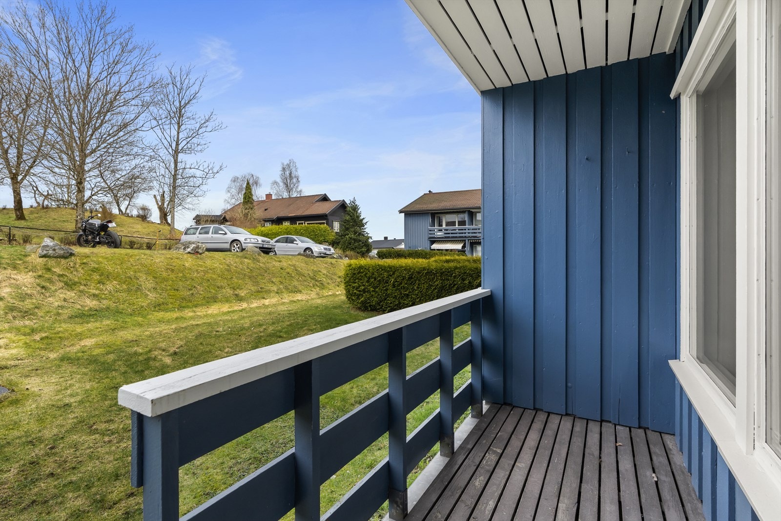 Terrasse på 4 kvm med adkomst til felles hage Galleribilde