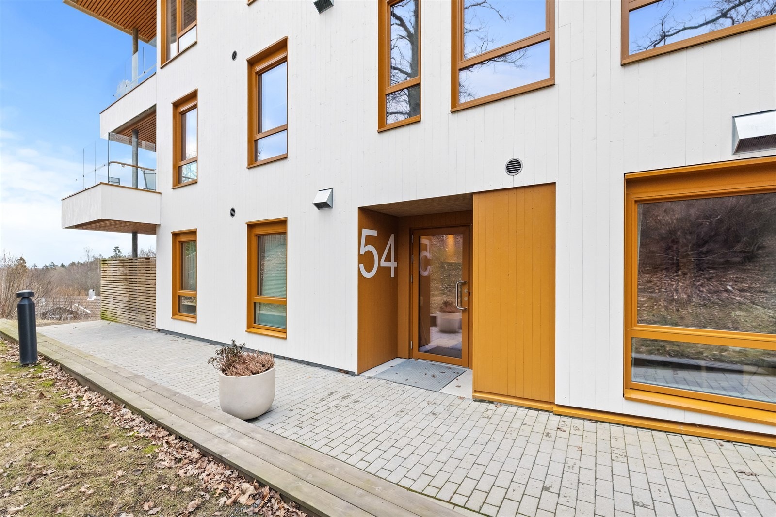 Hovedinngang fra fasaden Galleribilde