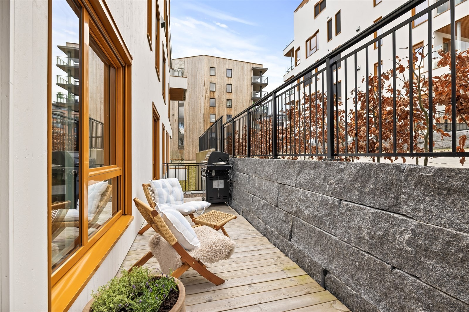 Terrassen har god plass til grill, og legger til rette for hyggelige måltider utendørs Galleribilde