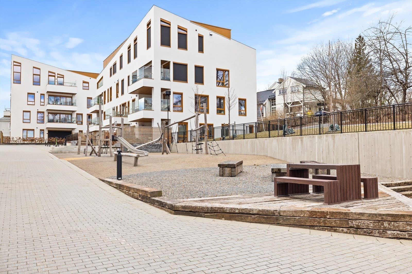 Trivelig gårdsplass ved siden av boligen Galleribilde