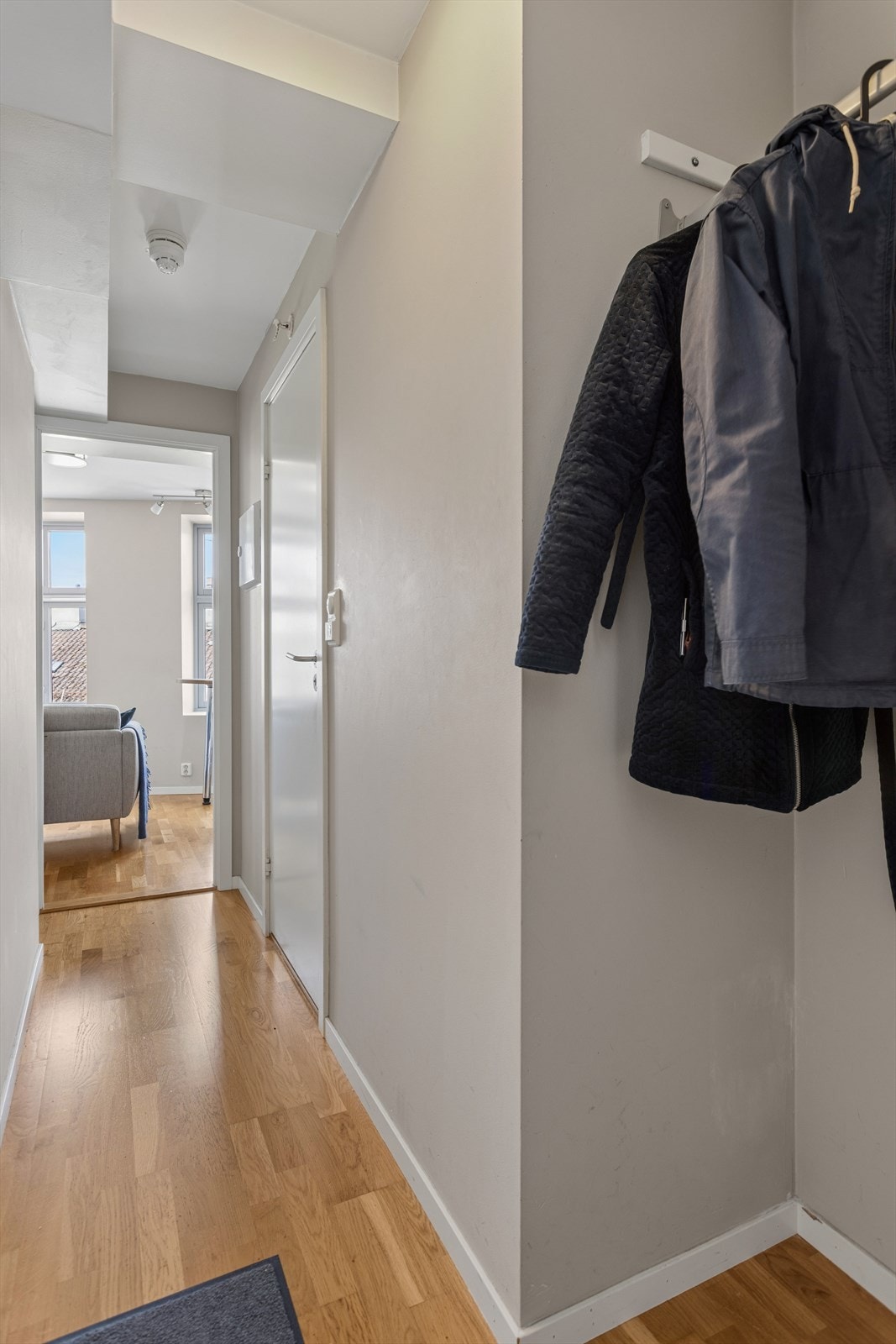 Garderobeplass til yttertøy og sko i entrèen. Galleribilde