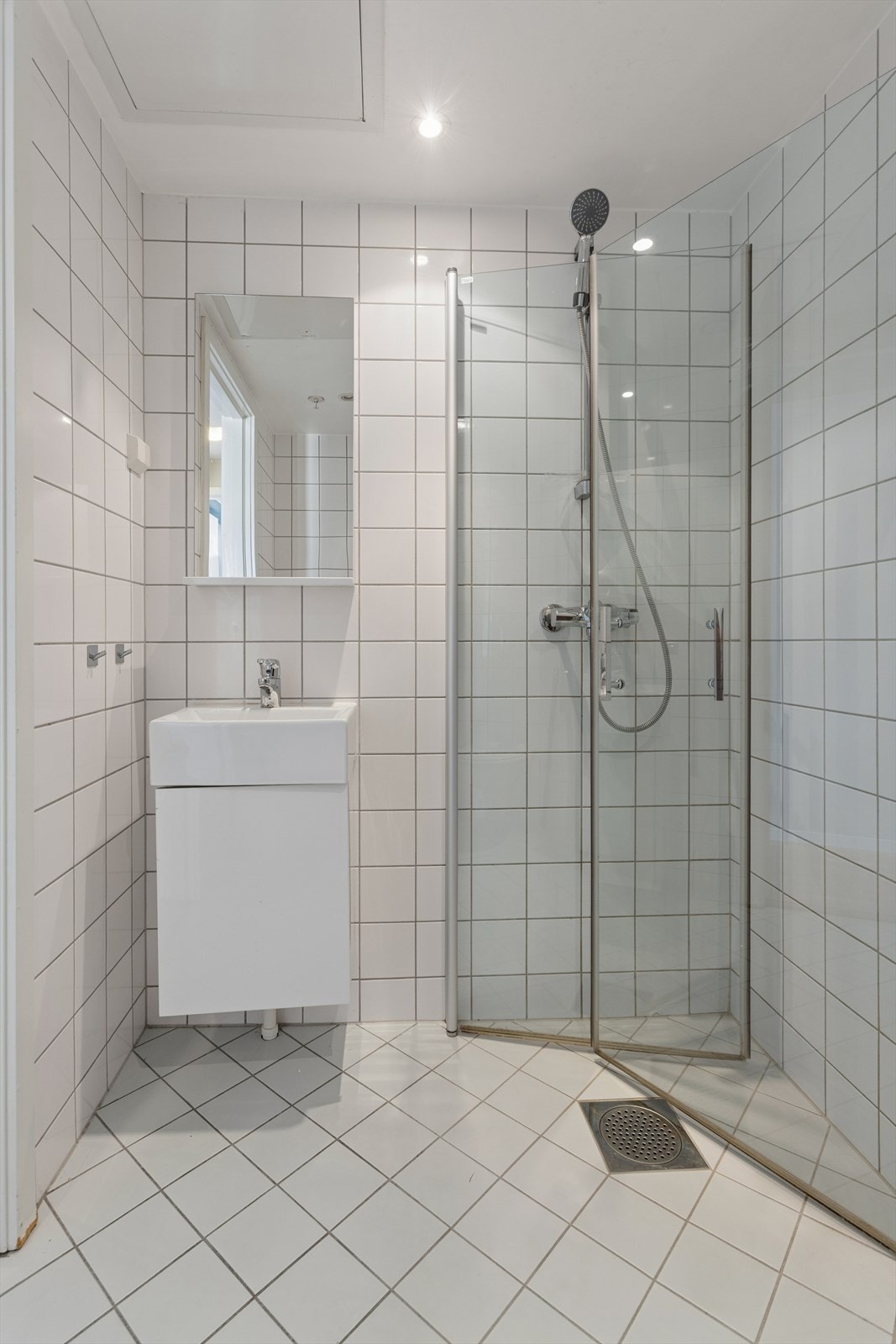 Takhøyden på badet er 2,21 meter, og rommet er effektivt innredet. Galleribilde