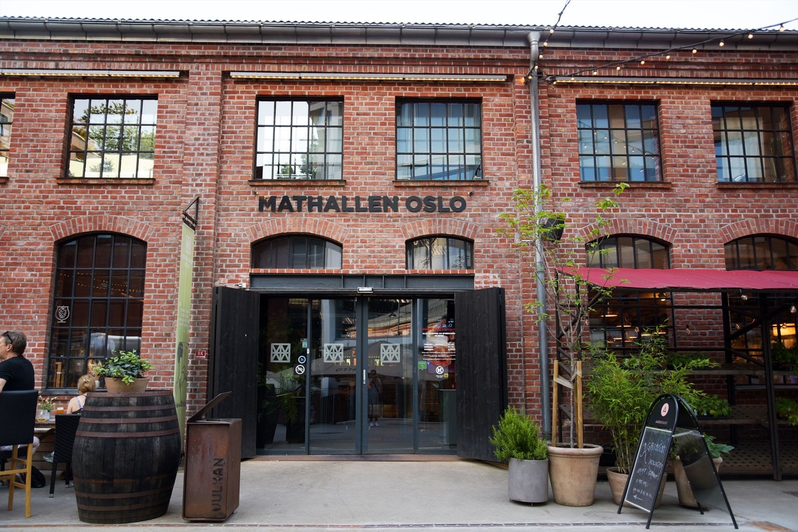 Mathallen Oslo har sitt forbilde i de europeiske mathallene. Her finner du spesialbutikker, kafeer og spisesteder. Galleribilde