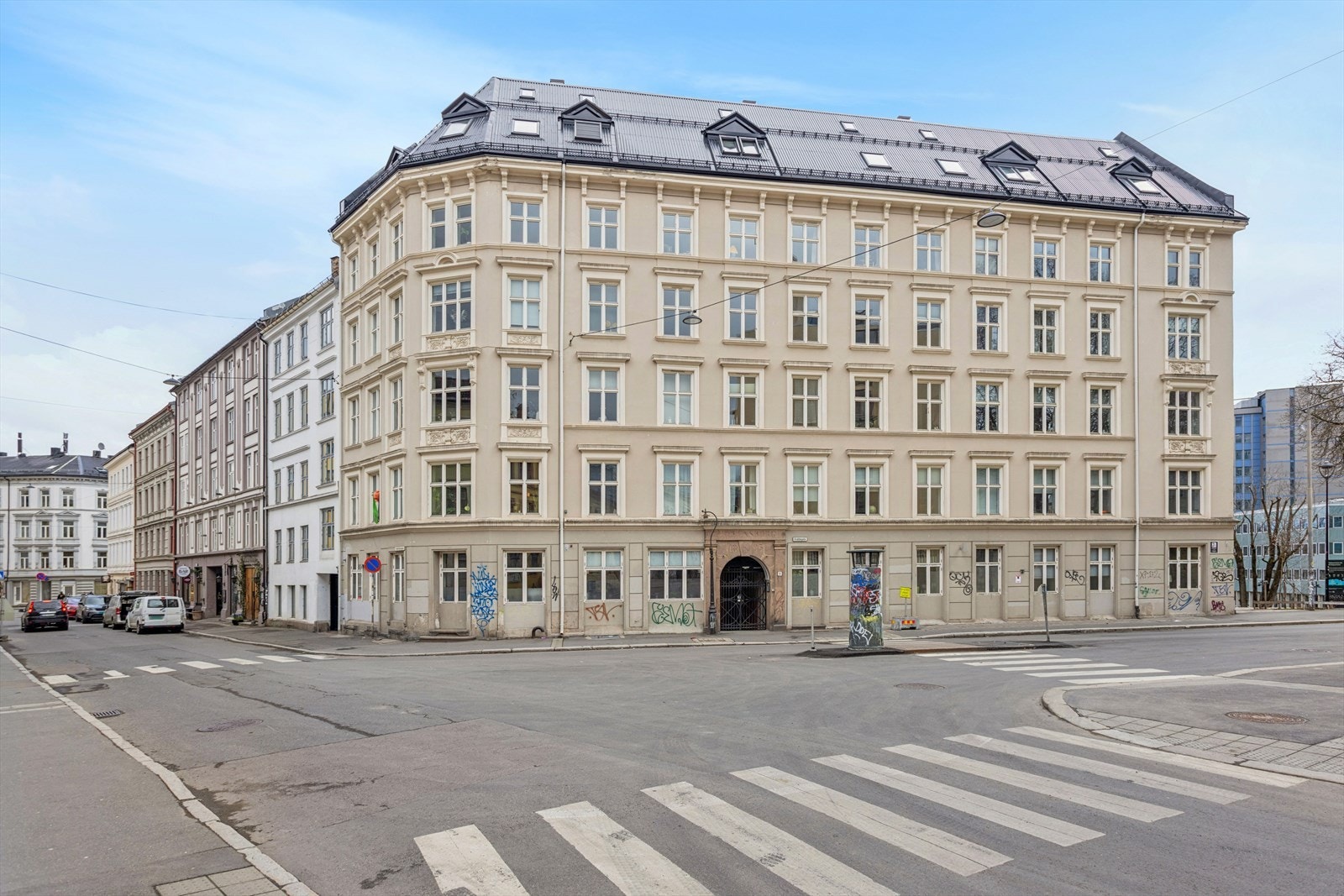 Leiligheten ligger i en klassisk bygård fra 1882 som ble ombygget til boliger i 2012. Galleribilde