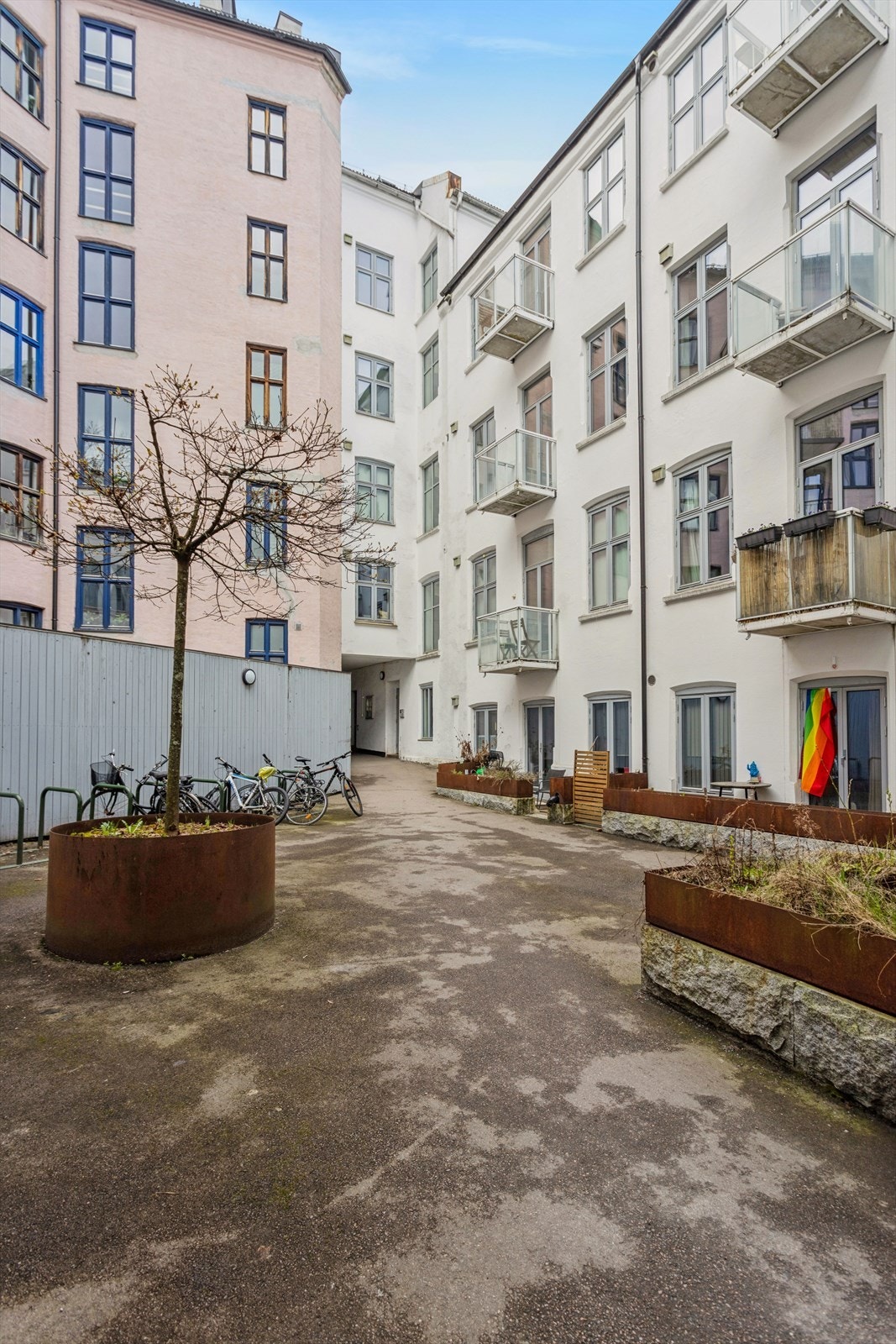 Sameiet har et hyggelig, felles gårdsrom med sykkelparkering. Galleribilde