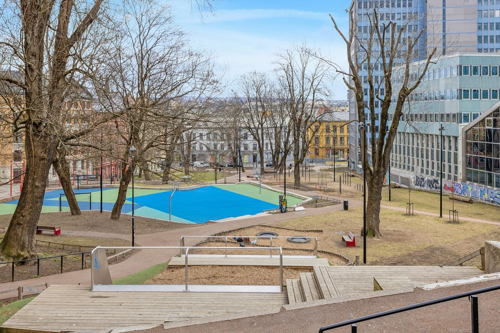 Kristparken ligger kun ett minutts gange unna og er et flott rekreasjonsområde med ballbane. Galleribilde