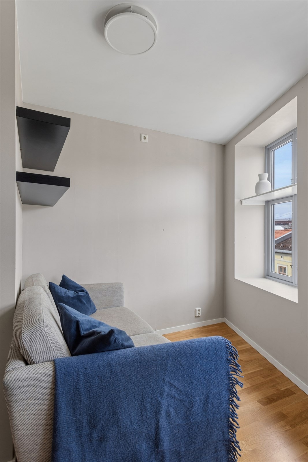 Stuen har en takhøyde på 2,36 meter og parkett på gulvet. Alle overflater i leiligheten ble oppgradert i 2012. Galleribilde