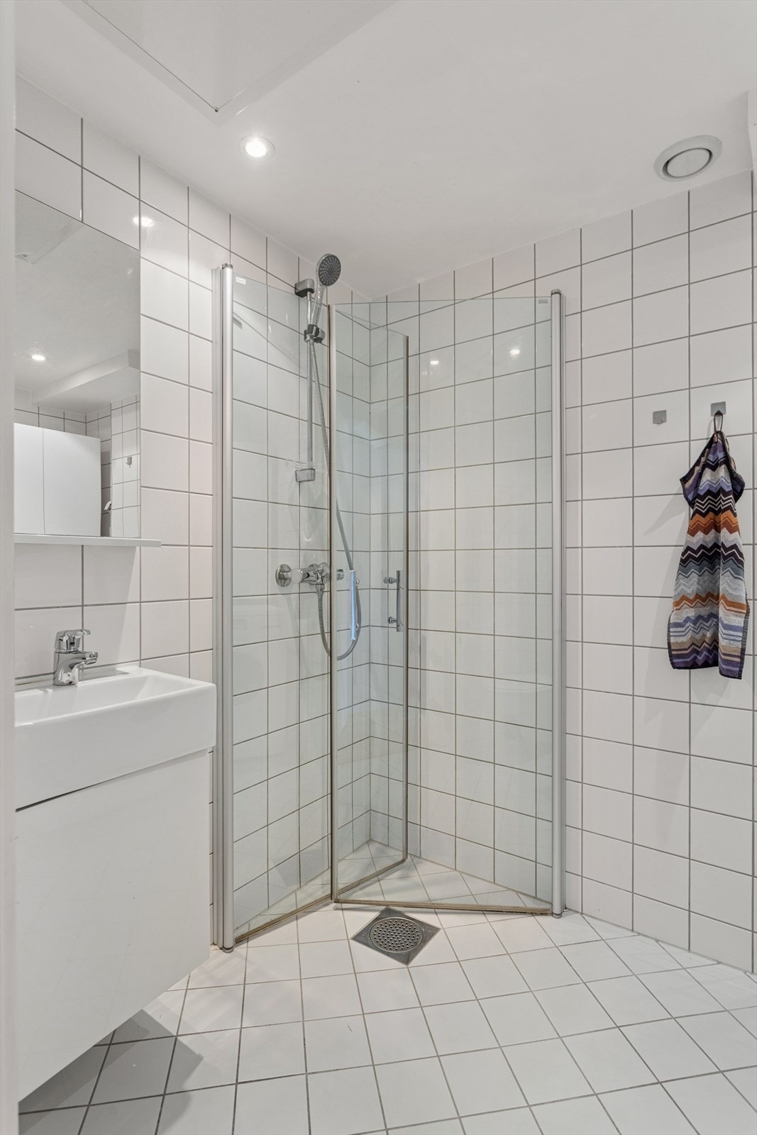 Badet ble oppgradert i 2012 og har vegghengt toalett og servant med skap. Galleribilde