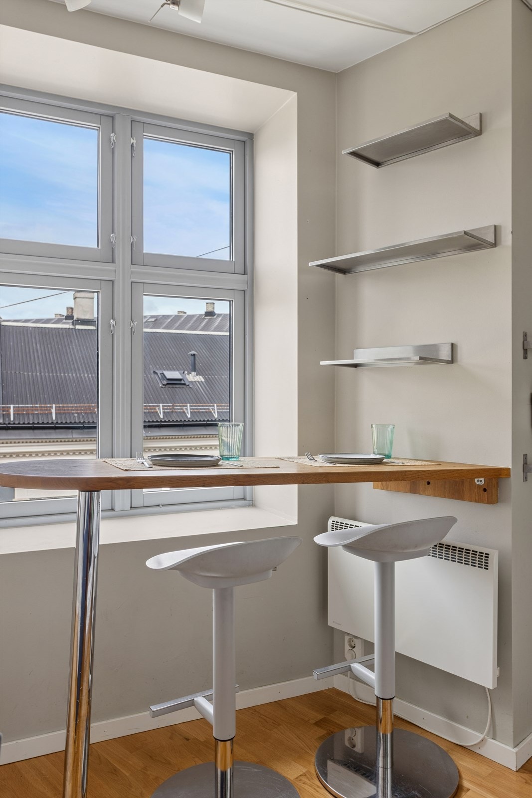 Spiseplassen er plassert for å utnytte plassen og lyset fra vinduet. Galleribilde