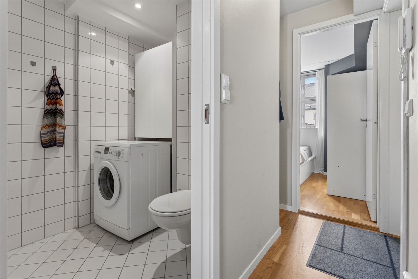 Entréen gir adkomst til badet og leder videre inn i leiligheten. Galleribilde