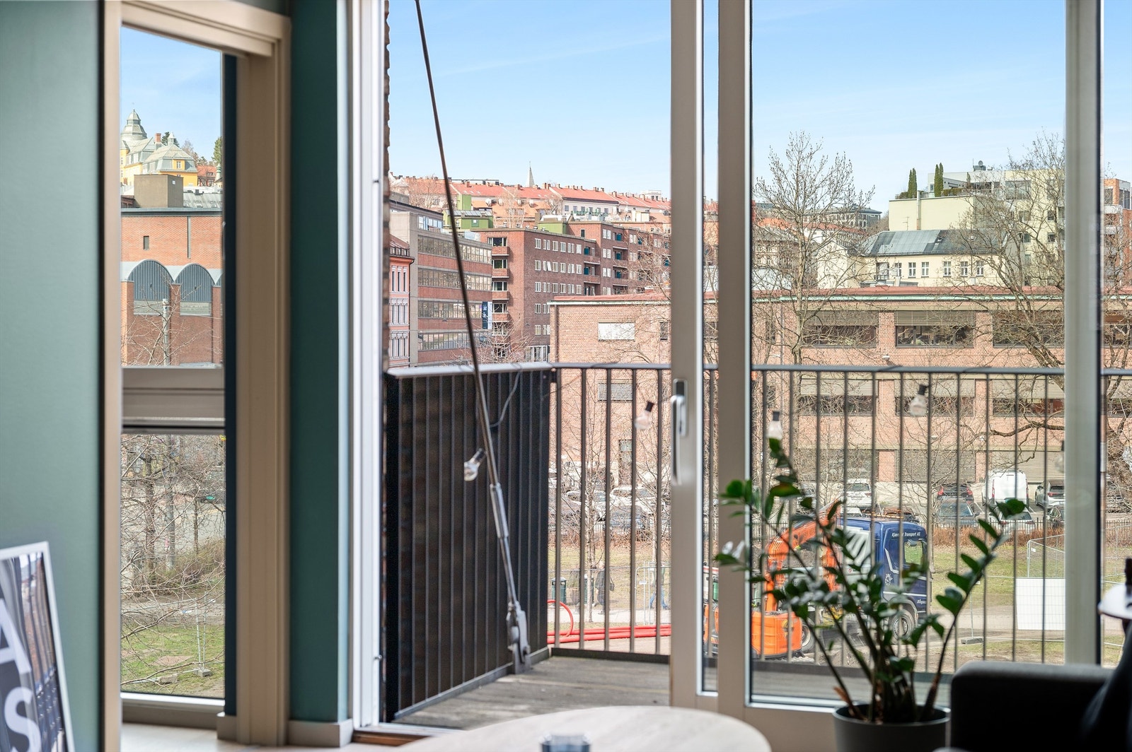 Den nordvendte balkongen på ca. 3 m² er usjenert og gir et fint utsyn over nærområdet. Galleribilde