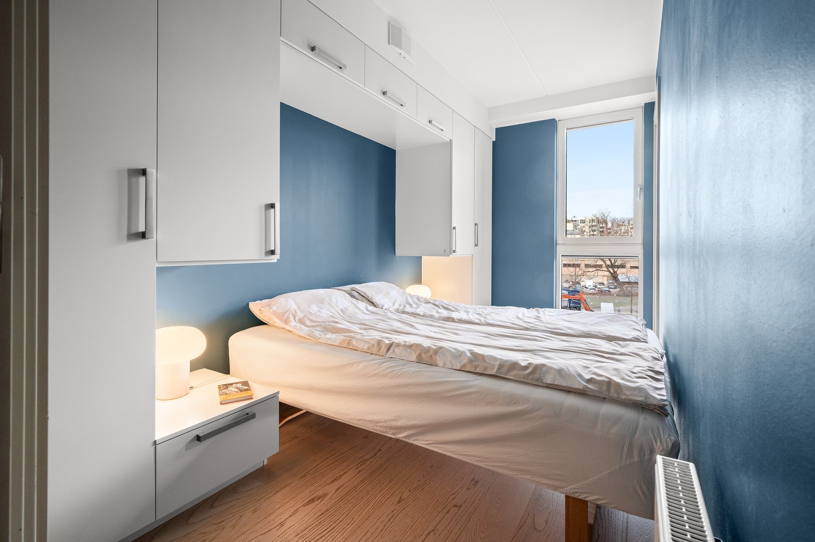 Romslig soverom med god plass til dobbeltseng og rolig beliggenhet. Galleribilde