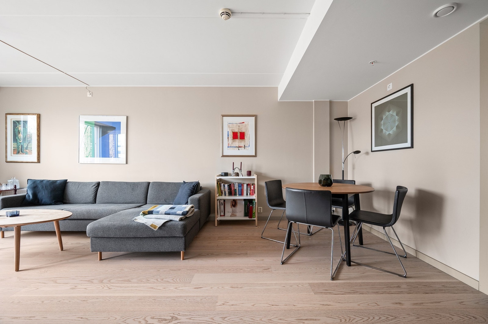 Gjennomgående materialvalg med parkettgulv og malte flater skaper en helhetlig og rolig atmosfære. Galleribilde