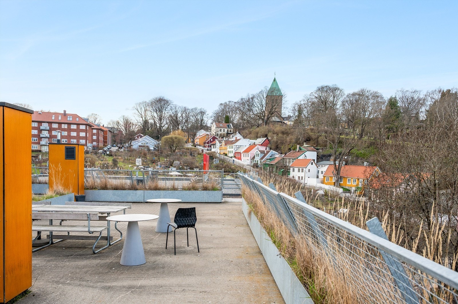 Fra takterrassen kan du nyte utsikten mot den historiske trehusbebyggelsen på Telthusbakken. Galleribilde