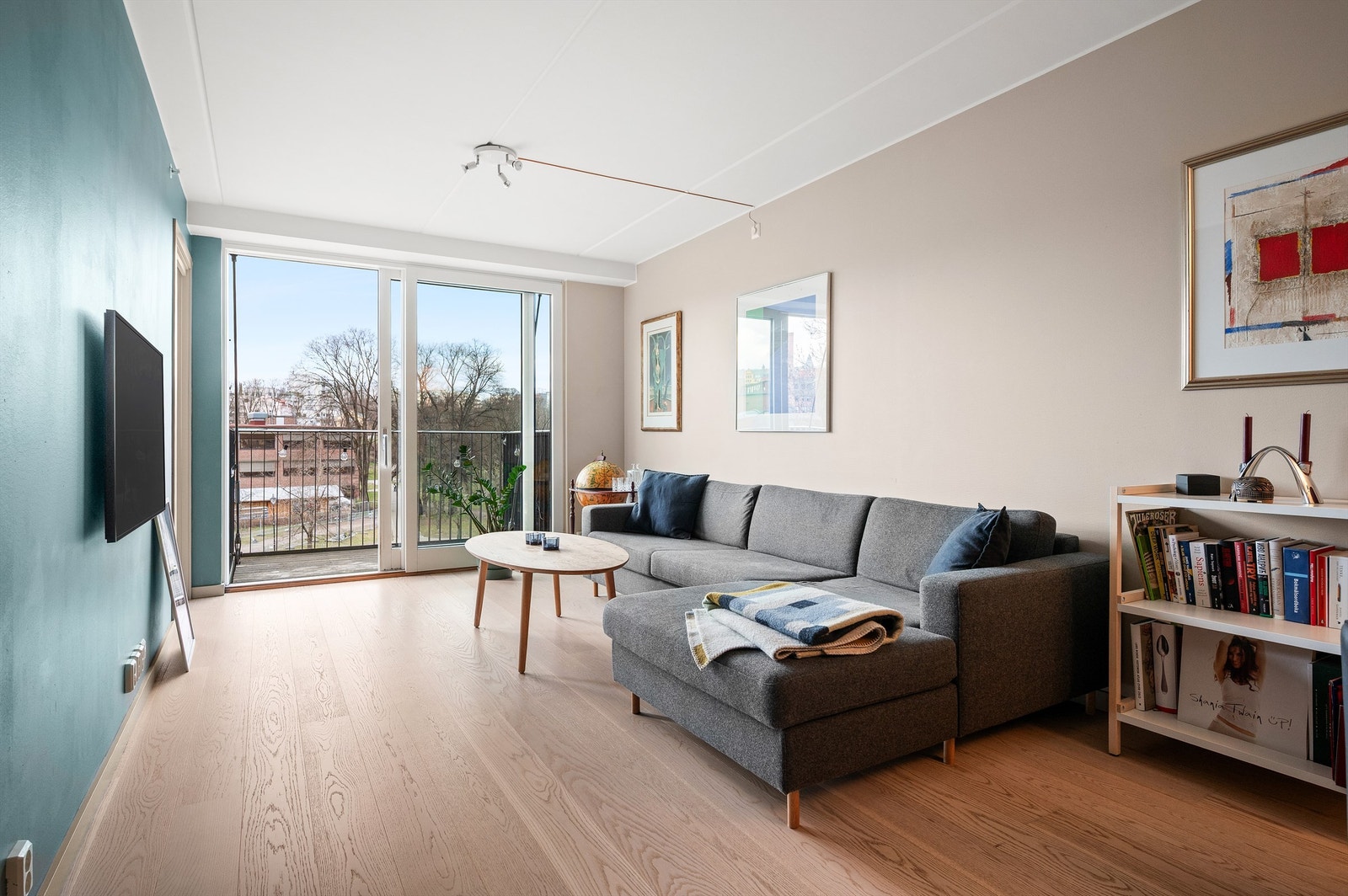 Fra stuen er det direkte utgang til balkongen via en bred skyvedør. Galleribilde