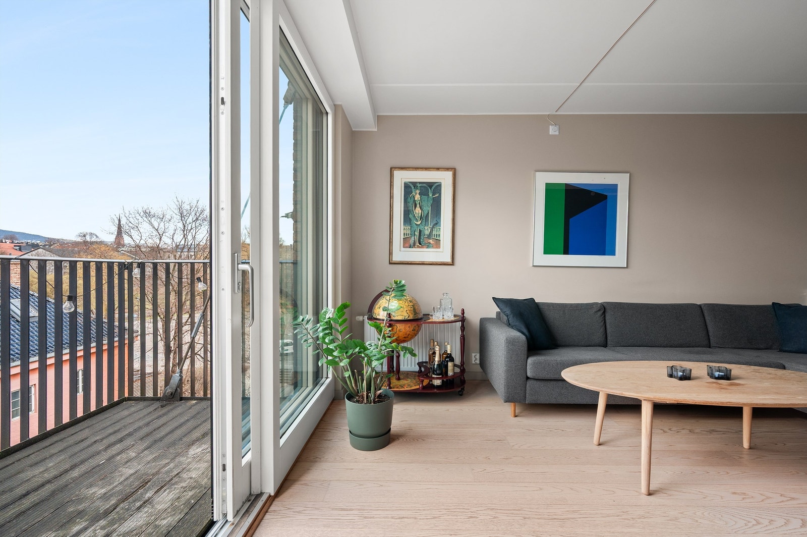 Dette er en lys og moderne leilighet med både balkong og egen parsell av takterrasse. Galleribilde