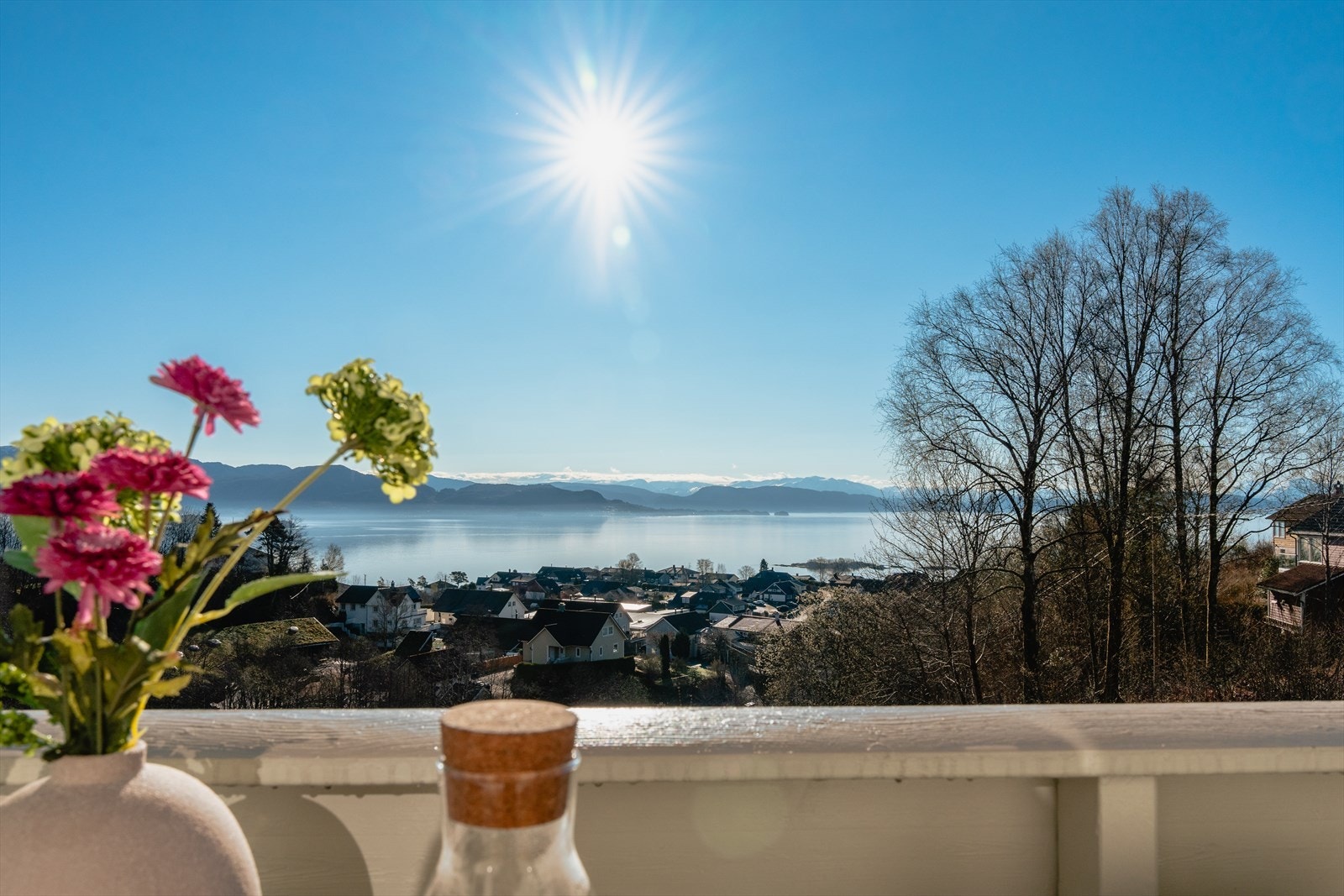 - En fantastisk utsikt med gyllent sollys, rolige fjell i horisonten og speilblankt vann som skaper en helt egen ro - Galleribilde