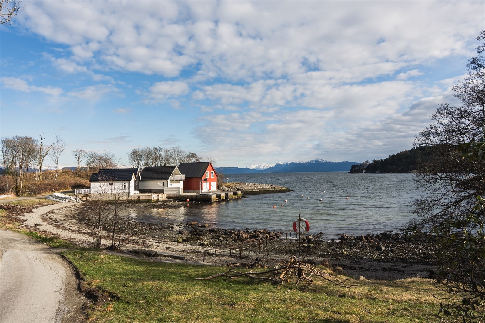 - Kort vei til idyllisk badeplass, perfekt for varme sommerdager og friske morgenbad - Galleribilde