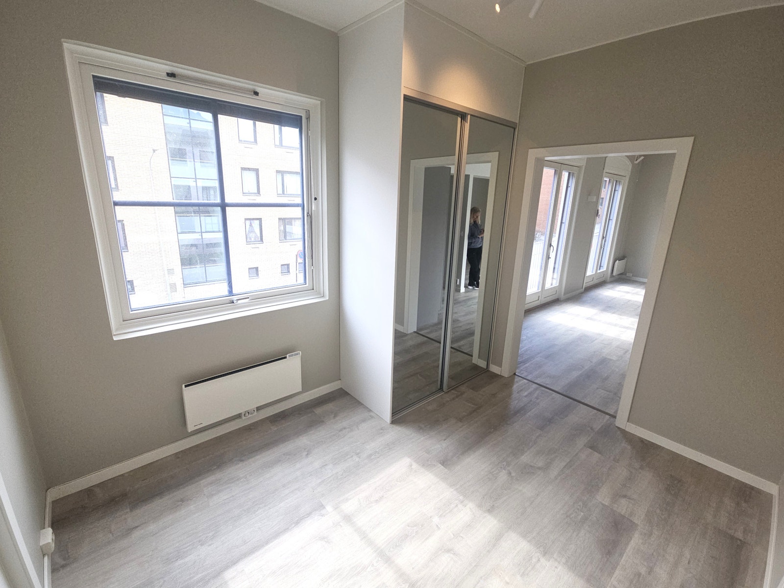 Gang med stor skyvedørs garderobe Galleribilde