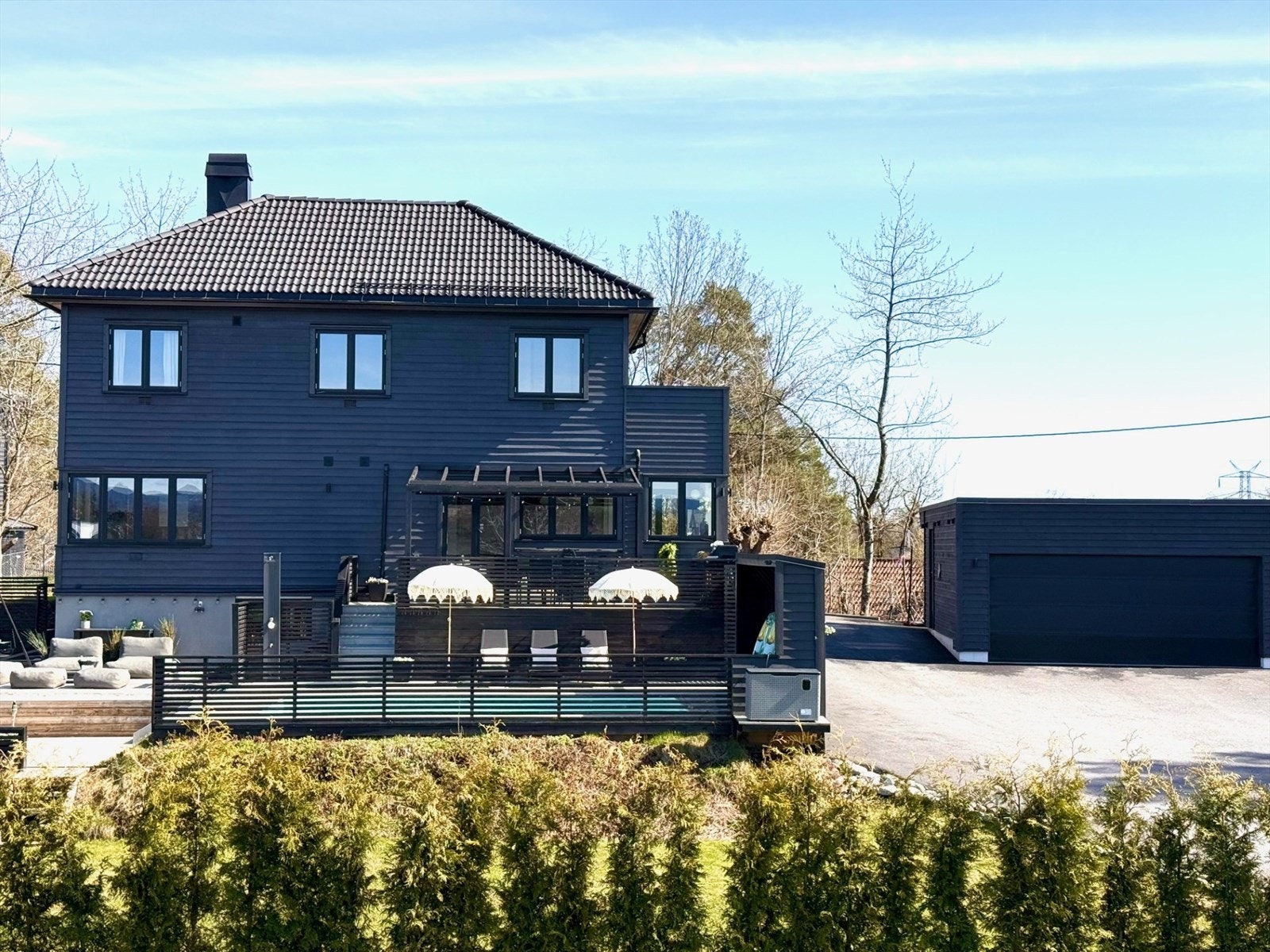 Pent asfaltert gårdsplass med gode parkeringsmuligheter. Dobbelgarasje med elbillader. Romslig utebod på ca. 12 kvm på baksiden ved inngangspartiet Galleribilde