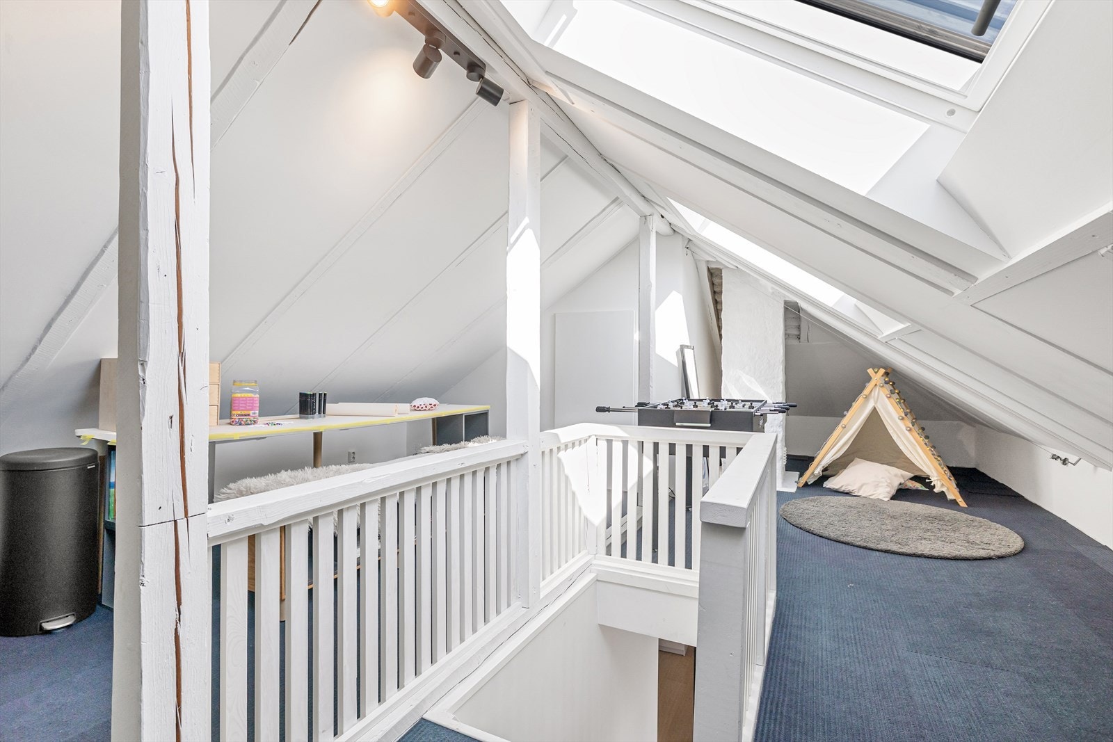 Alternativt kan loftet brukes som hjemmekontor, treningsrom e.l. Her er det mange muligheter! God lagringsplass i kott Galleribilde