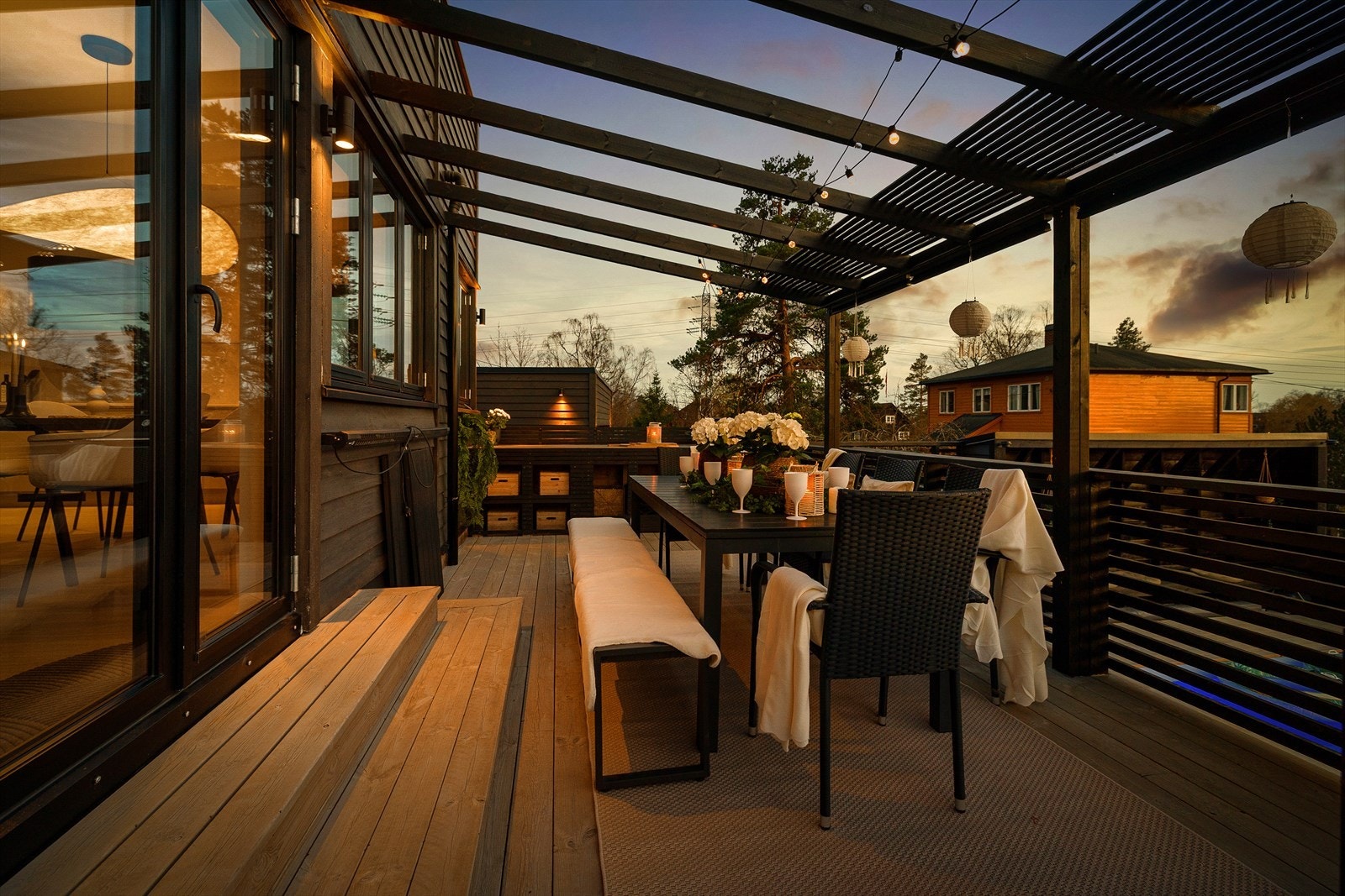 På det øverste nivået er det en lun terrasse med overbygg, og god plass til utemøbler, grill m.m. Galleribilde