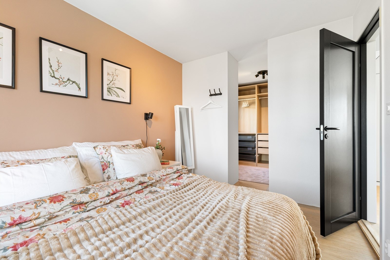 Hovedsoverom har tilgang til romslig walk-in-garderobe. Ellers plass til dobbeltseng, nattbord, kommode, skrivebord e.l. Galleribilde