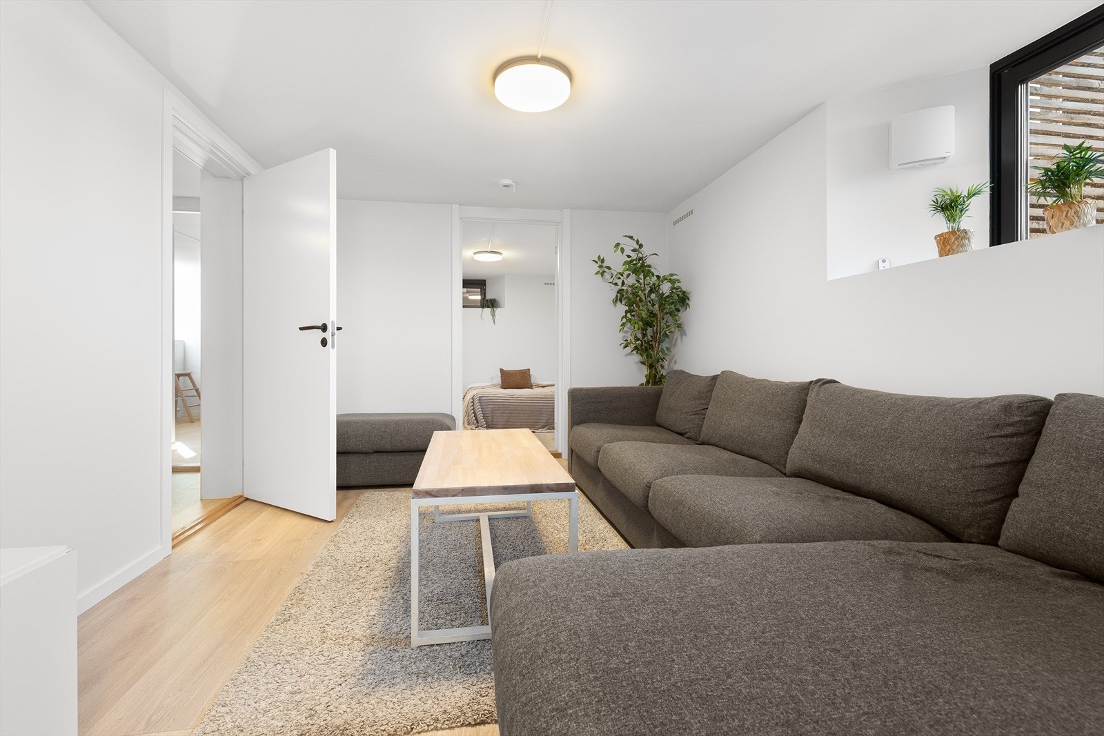 Stue med plass til stor sofagruppe og TV-møblement Galleribilde