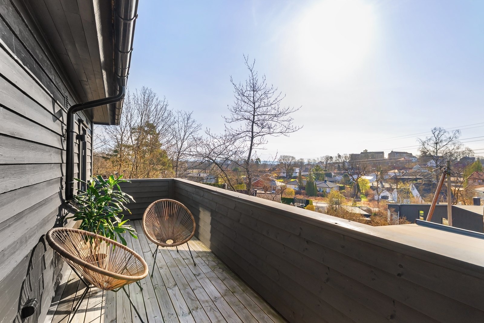 Veranda med nydelig utsikt og gode solforhold Galleribilde