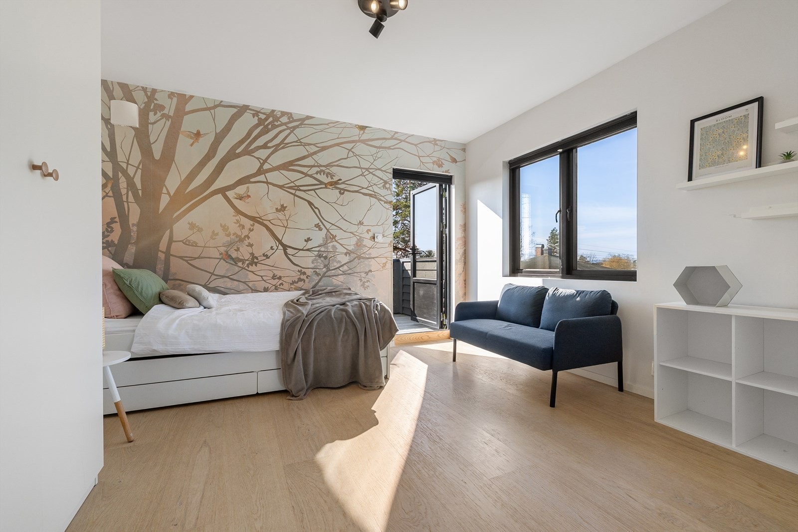 Romslig soverom 2, med utgang til veranda, samt god plass til seng, skap, kommode e.l. Galleribilde