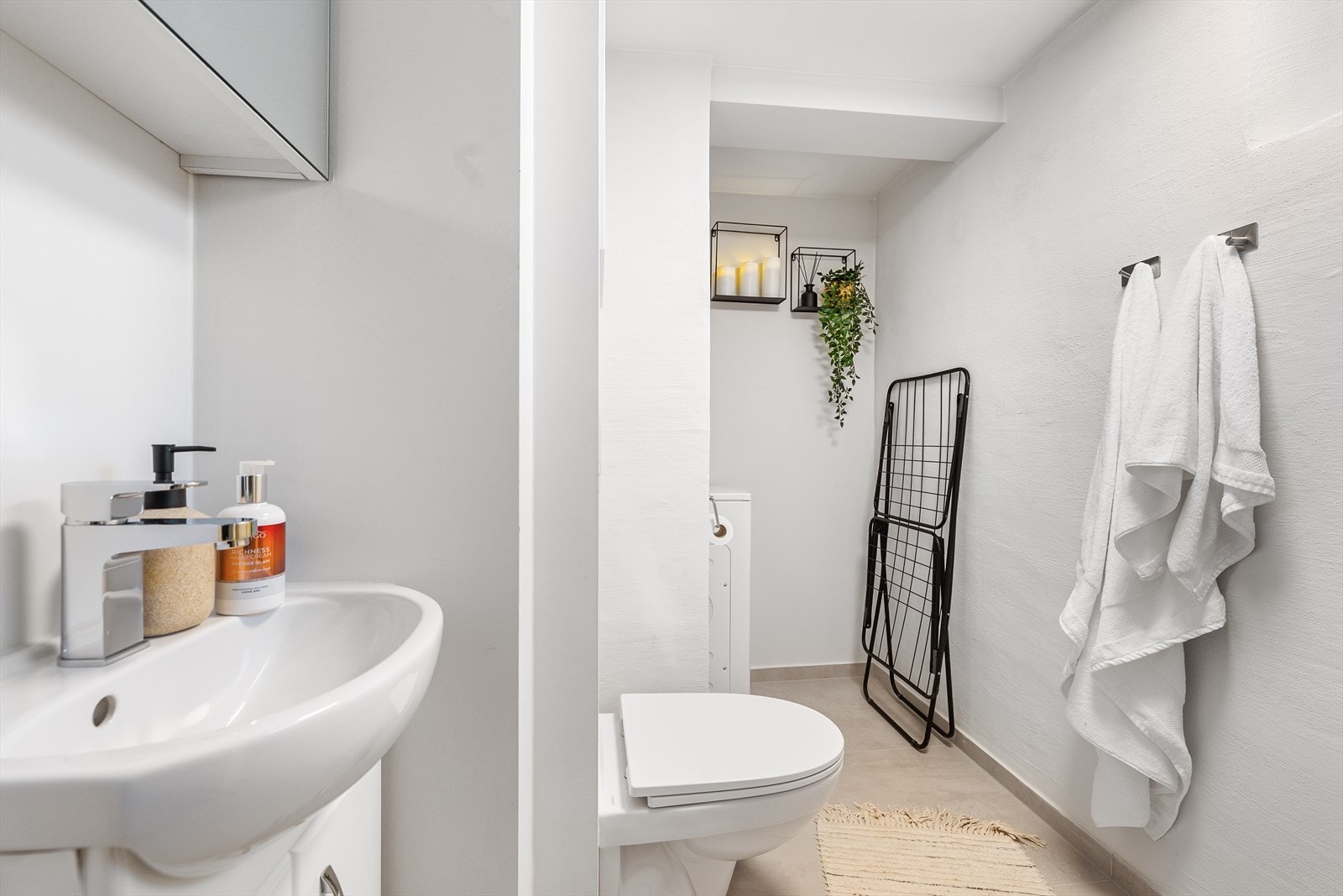 Nytt, pent bad, med store delikate fliser på gulv samt på deler av vegg. Mosaikkfliser på gulv i dusjsone. Malte flater for øvrig. Varmekabler i gulv Galleribilde