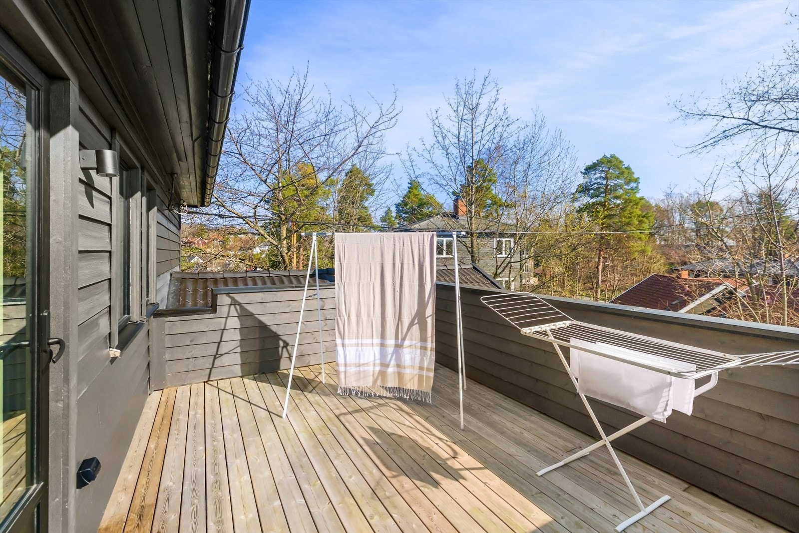 Solrik og stor veranda med god plass til tørkestativ, evt. stoler og bord Galleribilde