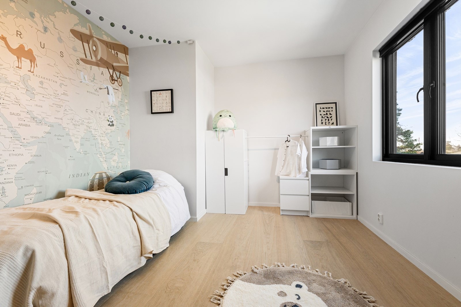 Soverom 3 har god plass til seng, skap, skrivebord, kommode e.l. Galleribilde
