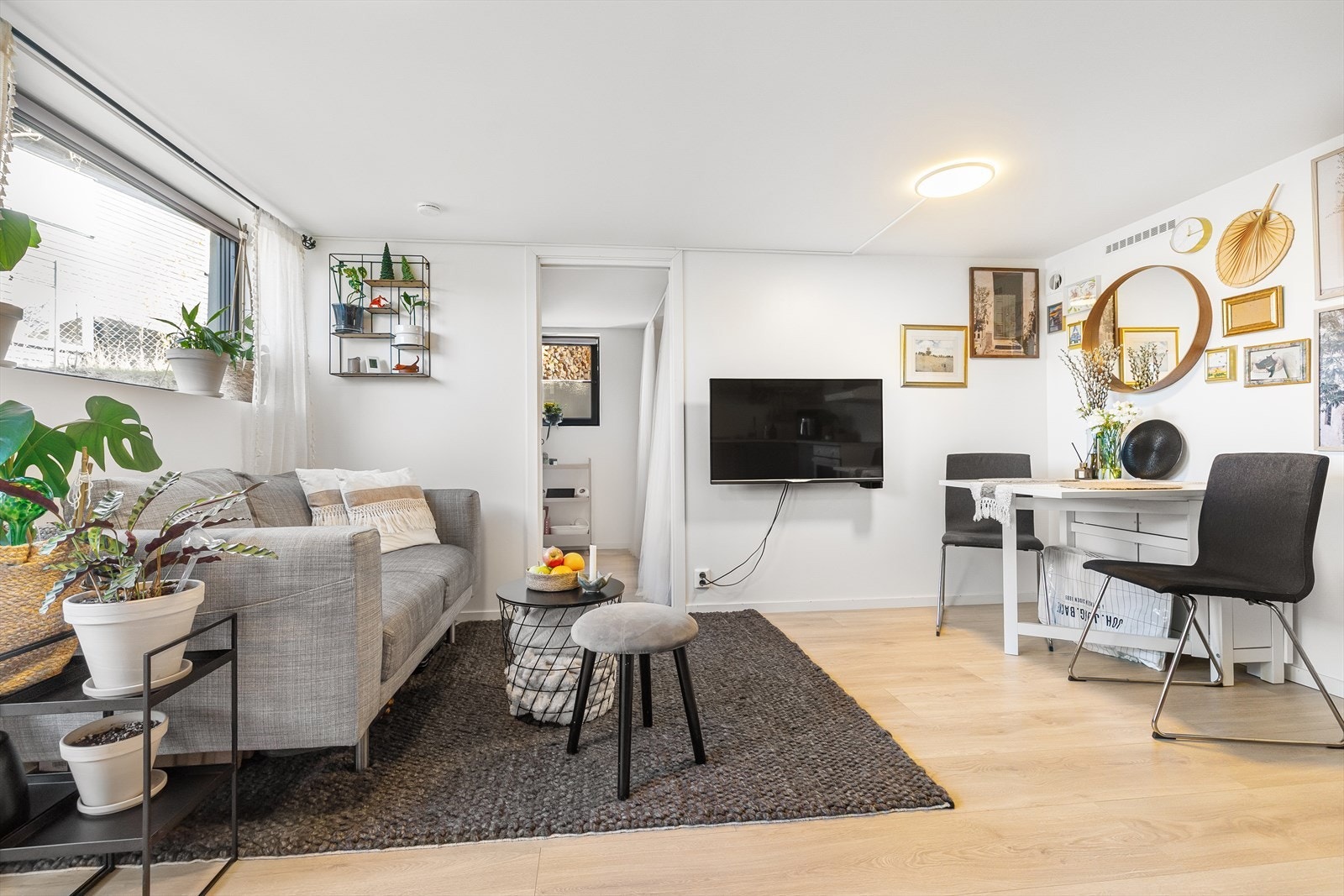 Her er det plass til både sofa med sofabord, og spisebord Galleribilde
