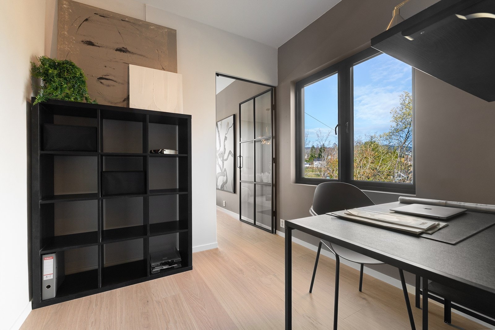 God plass til skrivebord, bokhyller, skap e.l. Perfekt for den som trenger et ekstra rom til hjemmekontor! Galleribilde