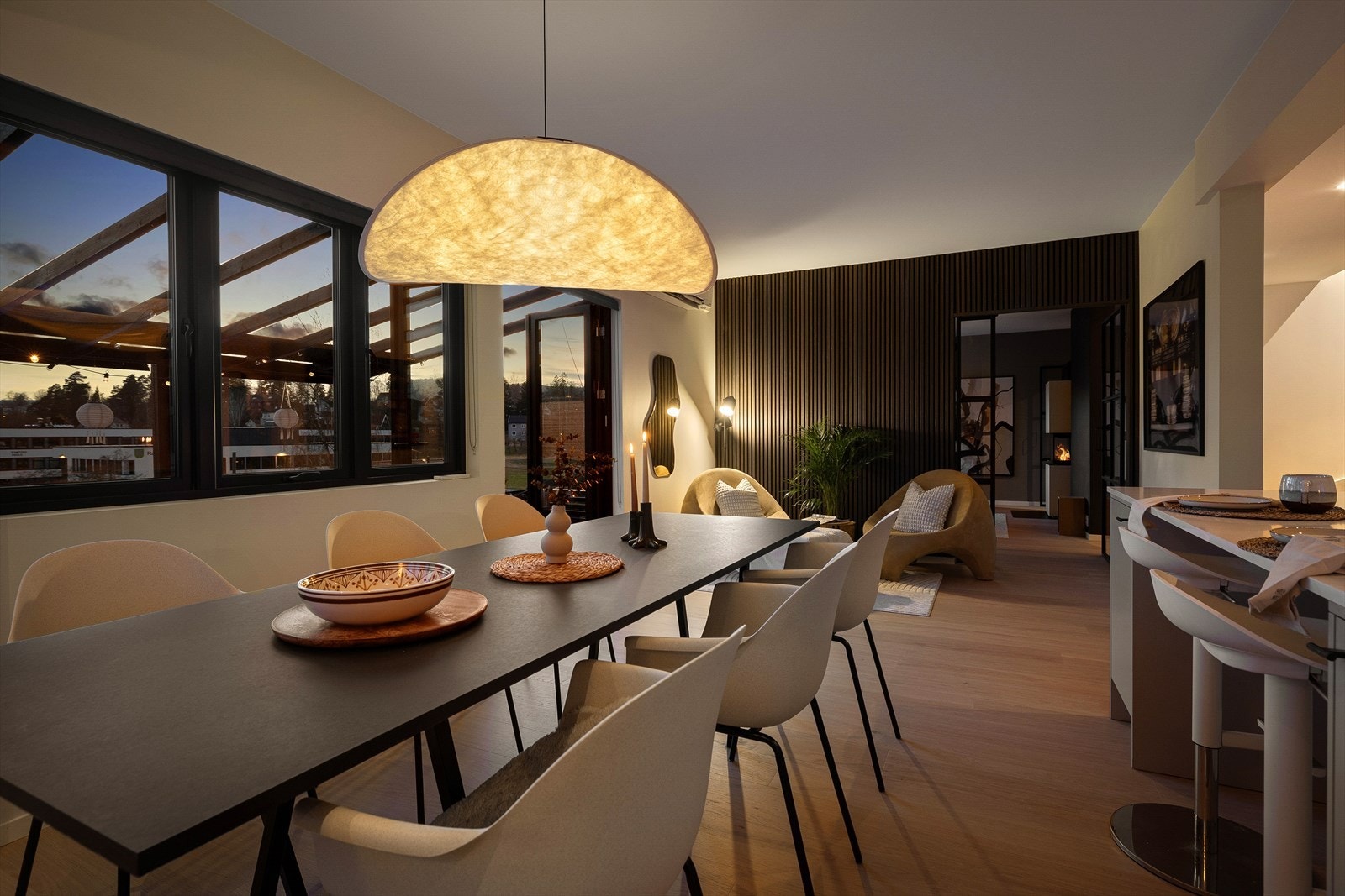 God plass til stort spisebord, samt en mindre sofagrupper/stoler Galleribilde